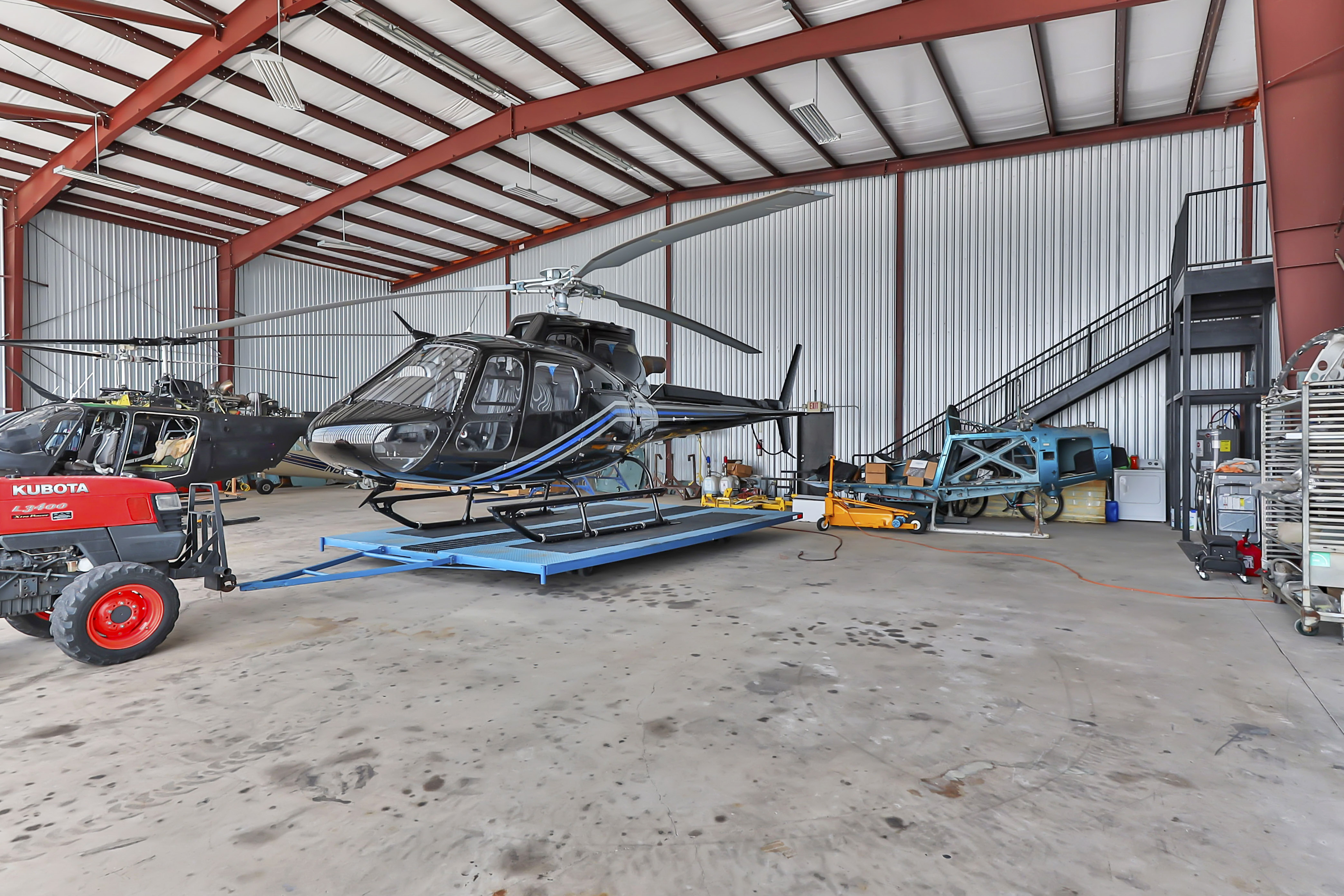 Hangar w/ Pilot Lounge/Offices/Apt at Hooks