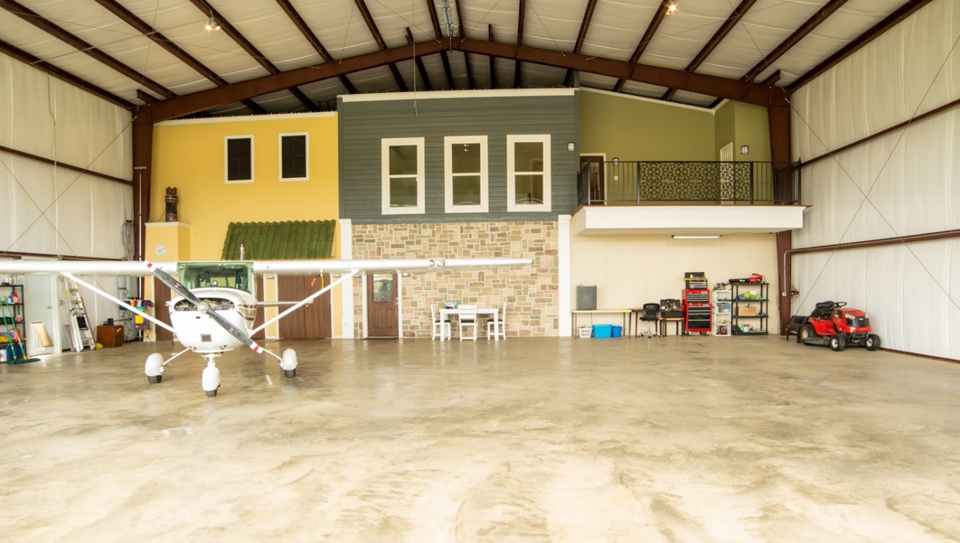 Beautiful Hangar Located TX (KPSN)