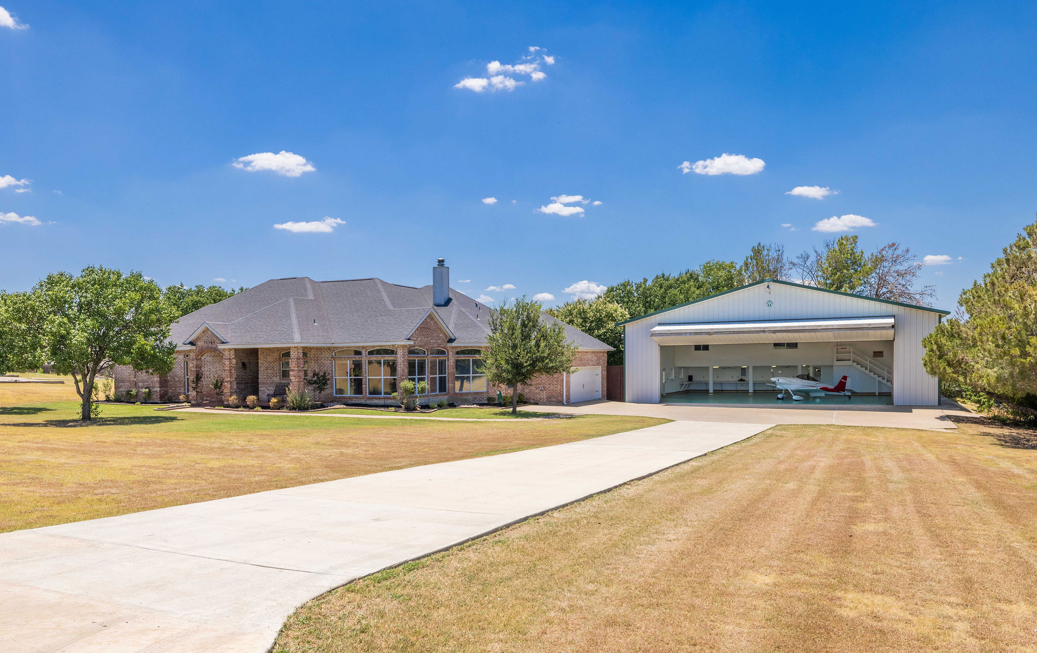 Home with Hangar at Hillcrest Aiport