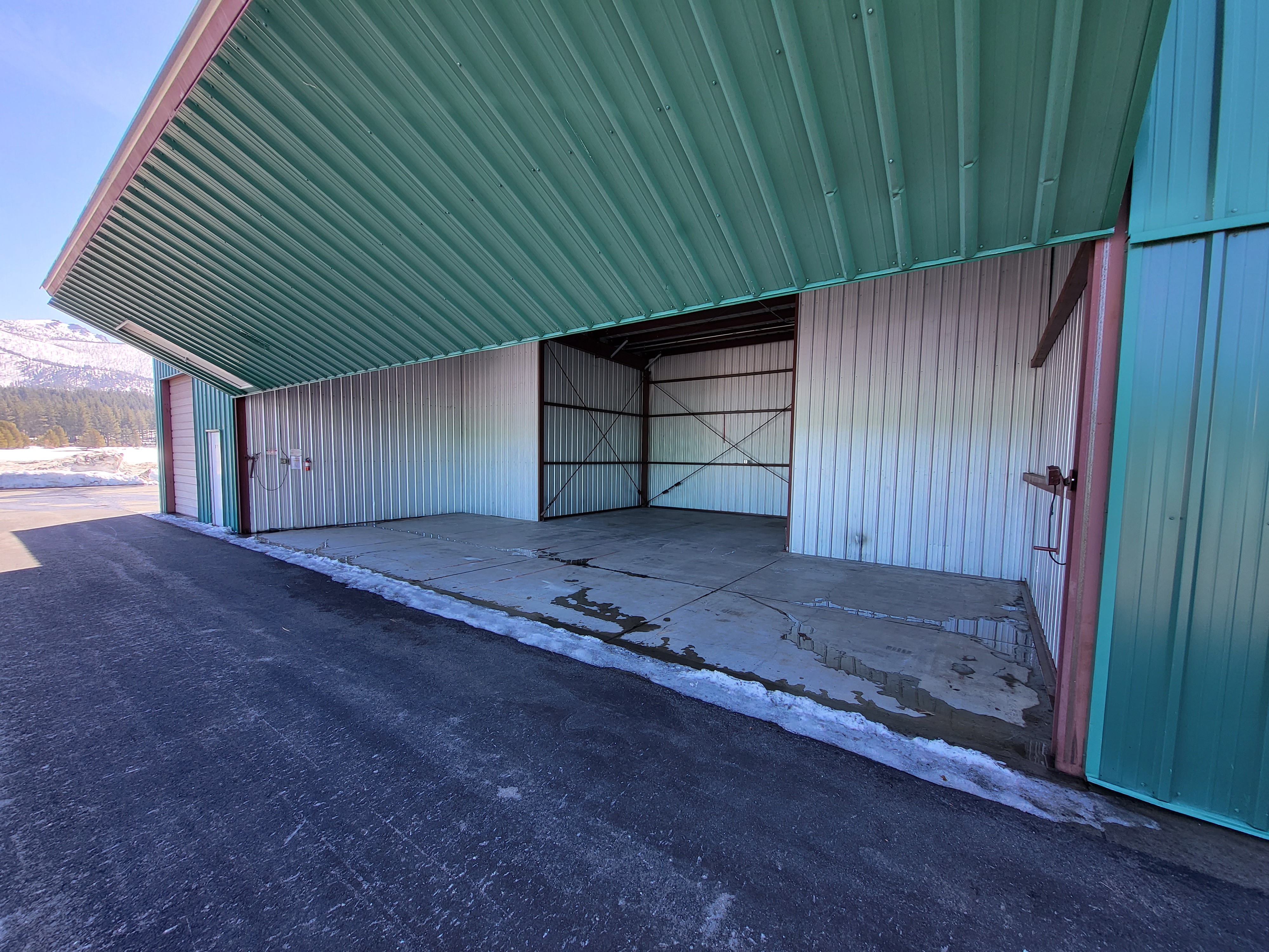 TAHOE HANGAR FOR WEEKLY RENT