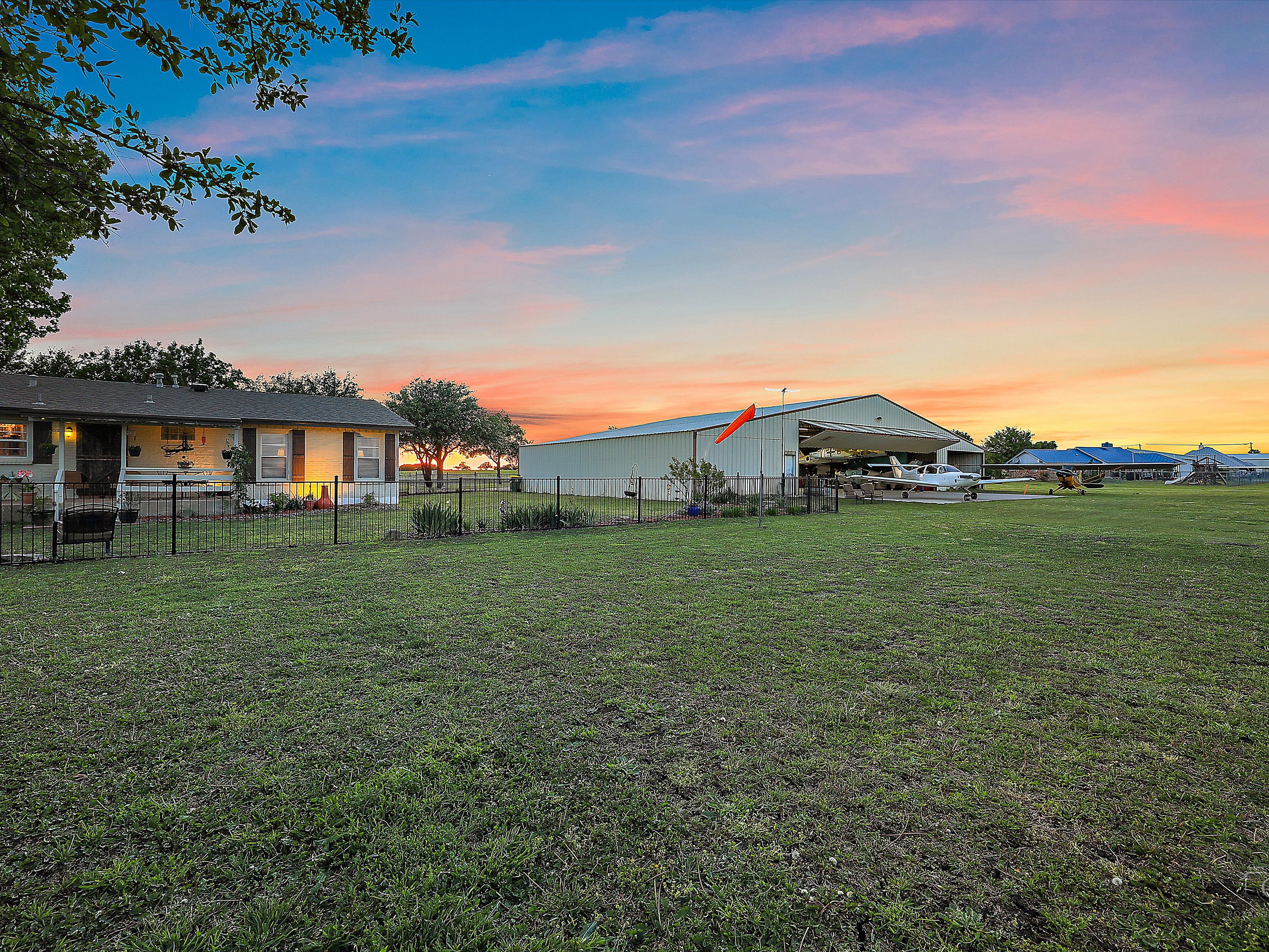 Airport Home & Hangar | 35 Miles NW of DFW Airport