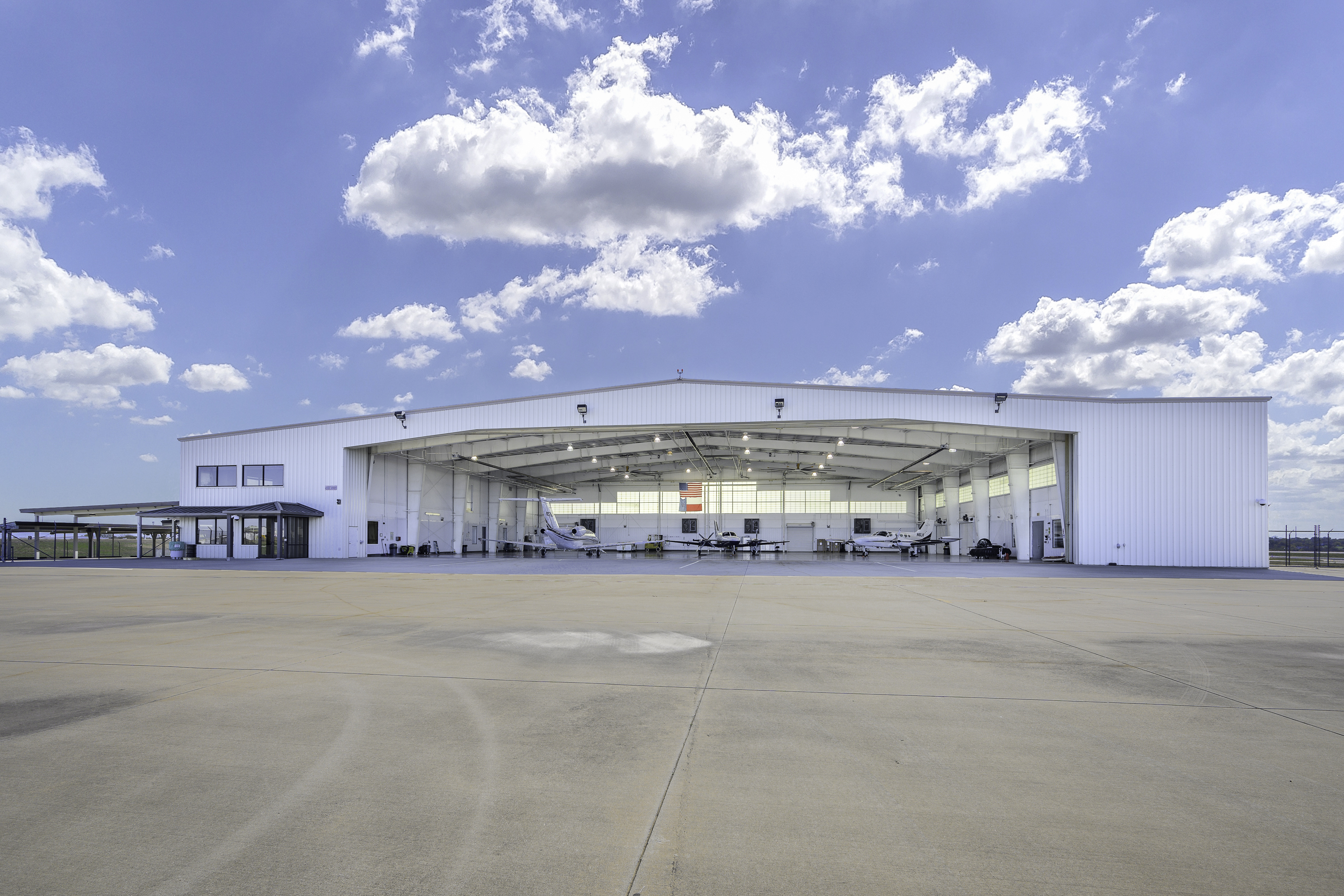 ?35,245 SF Aircraft Hangar Facility