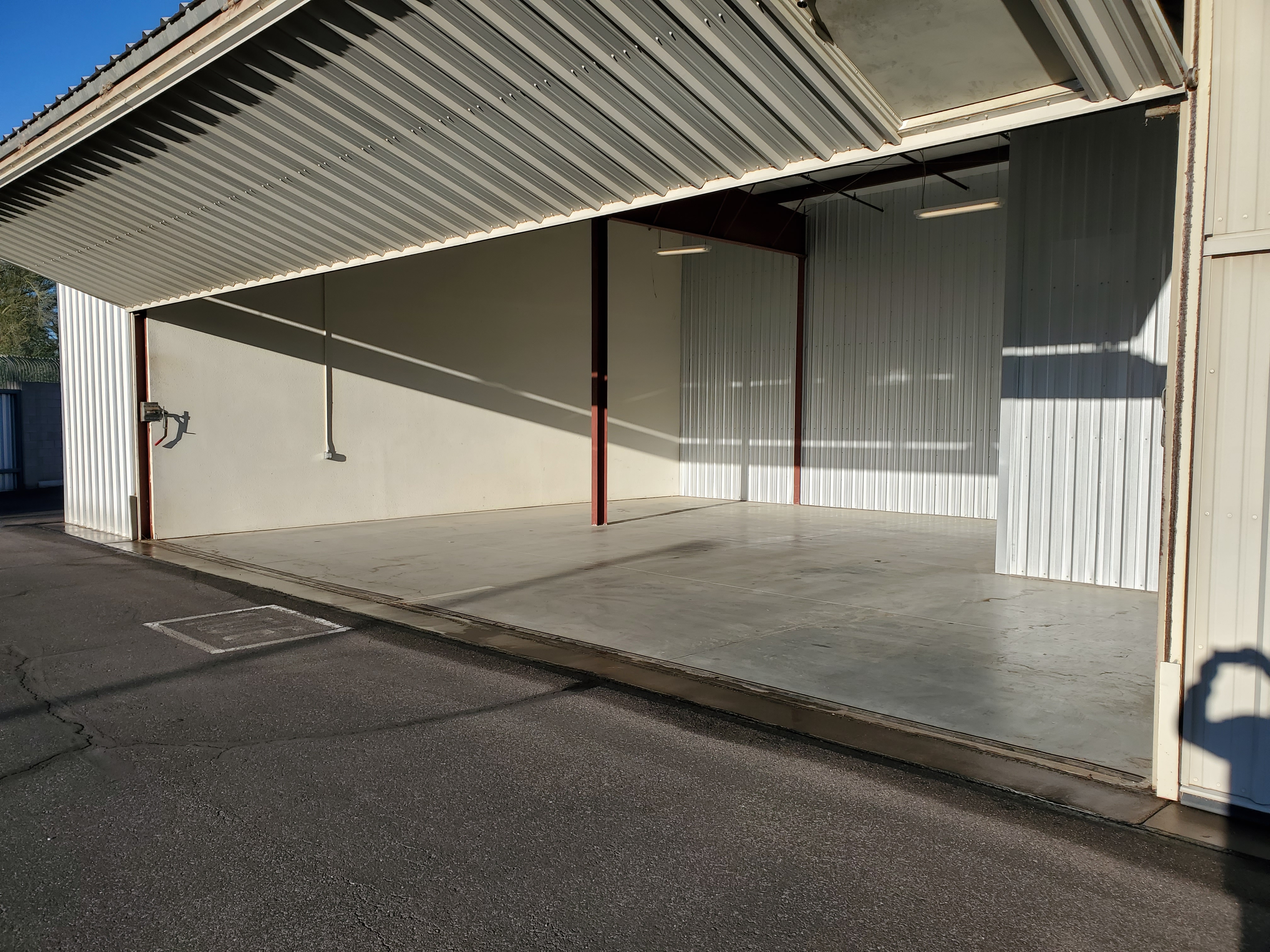 End T-Hangar @ KIWA For Rent