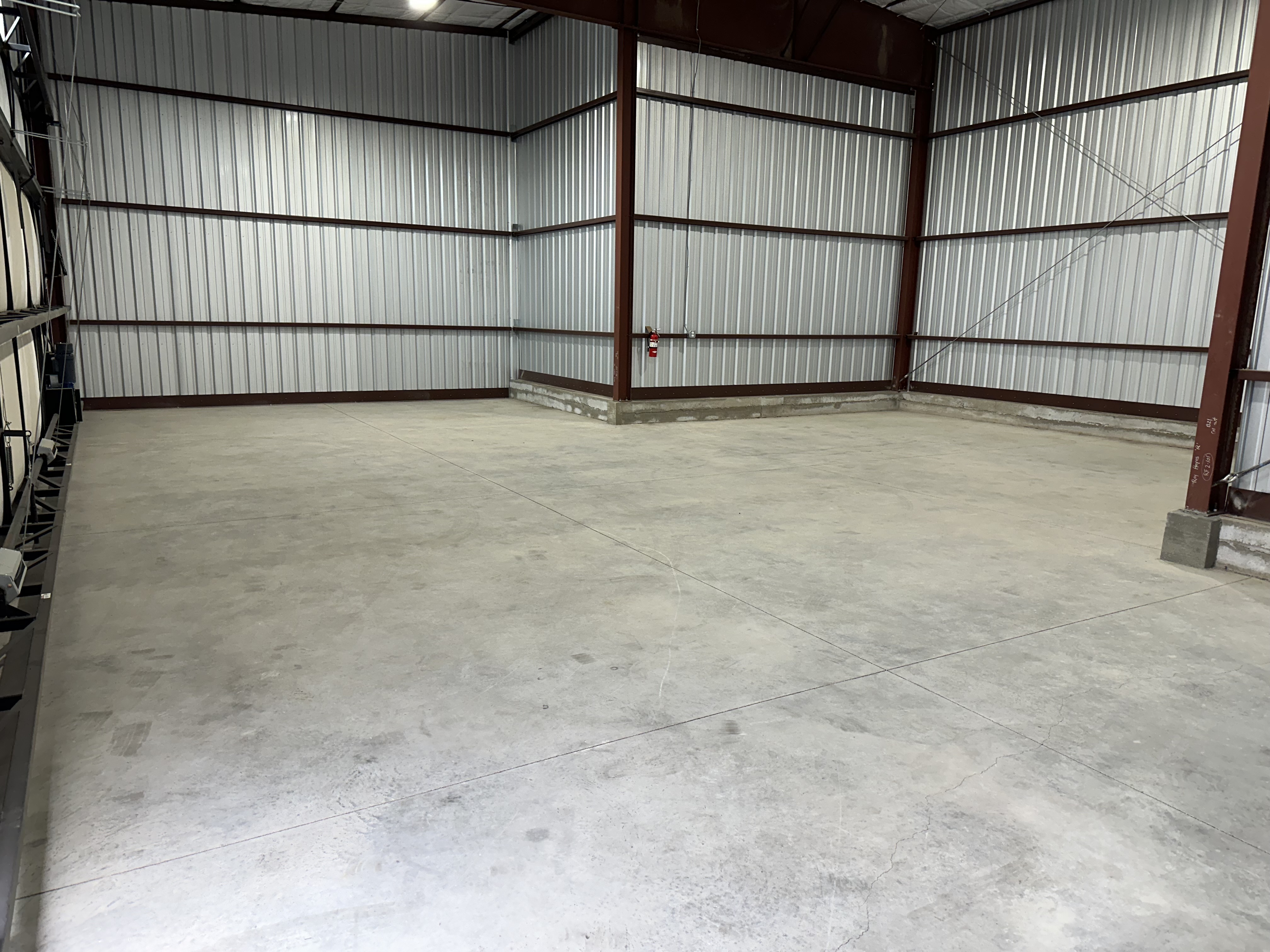 KBDN T Hangar
