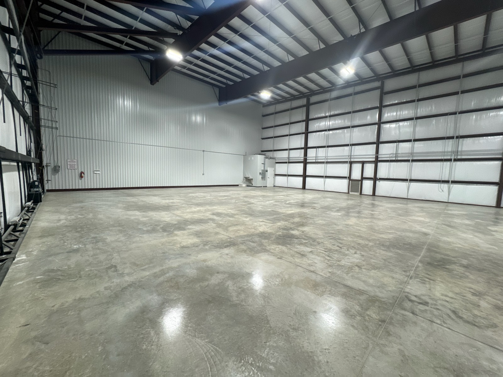SHARED HANGAR SPACE AVAILABLE