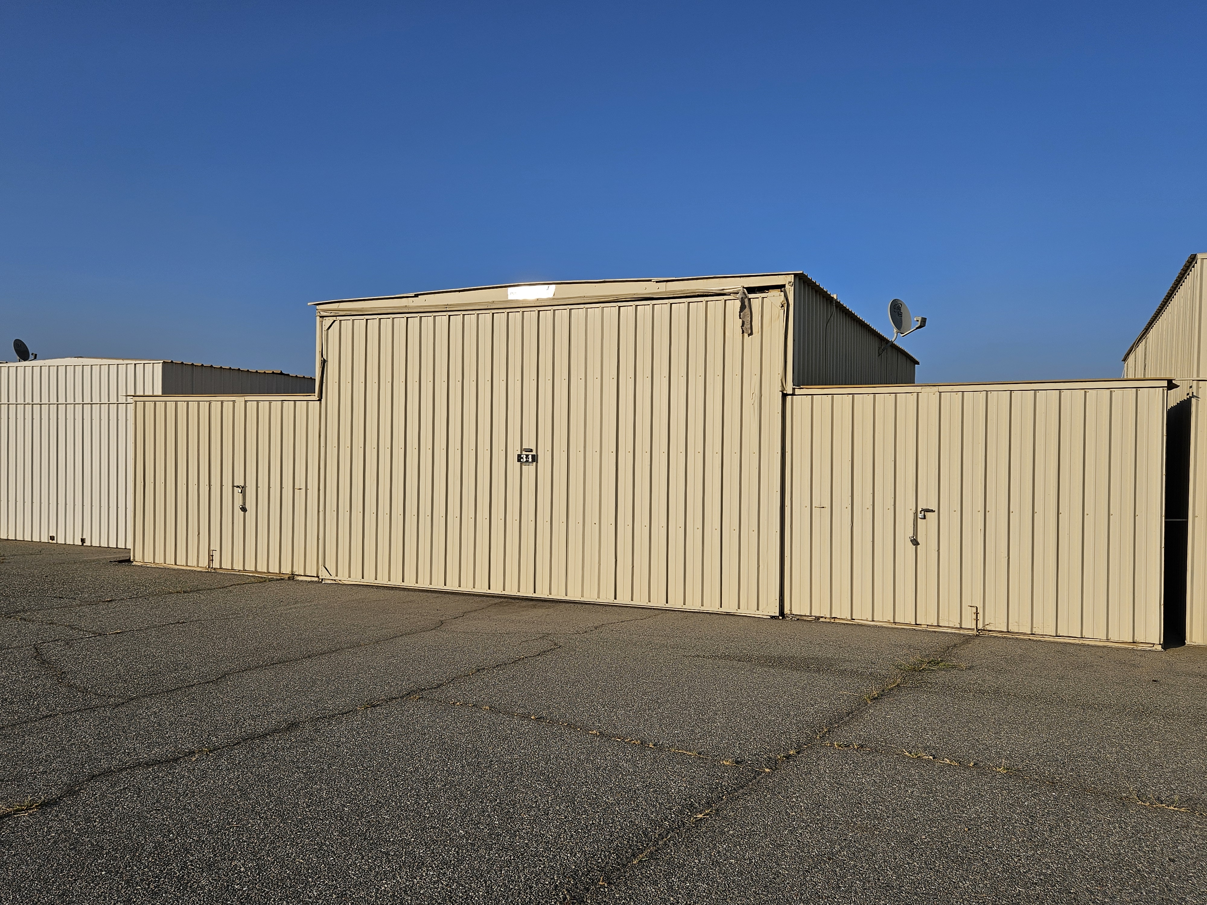 T hangar @ KRAL