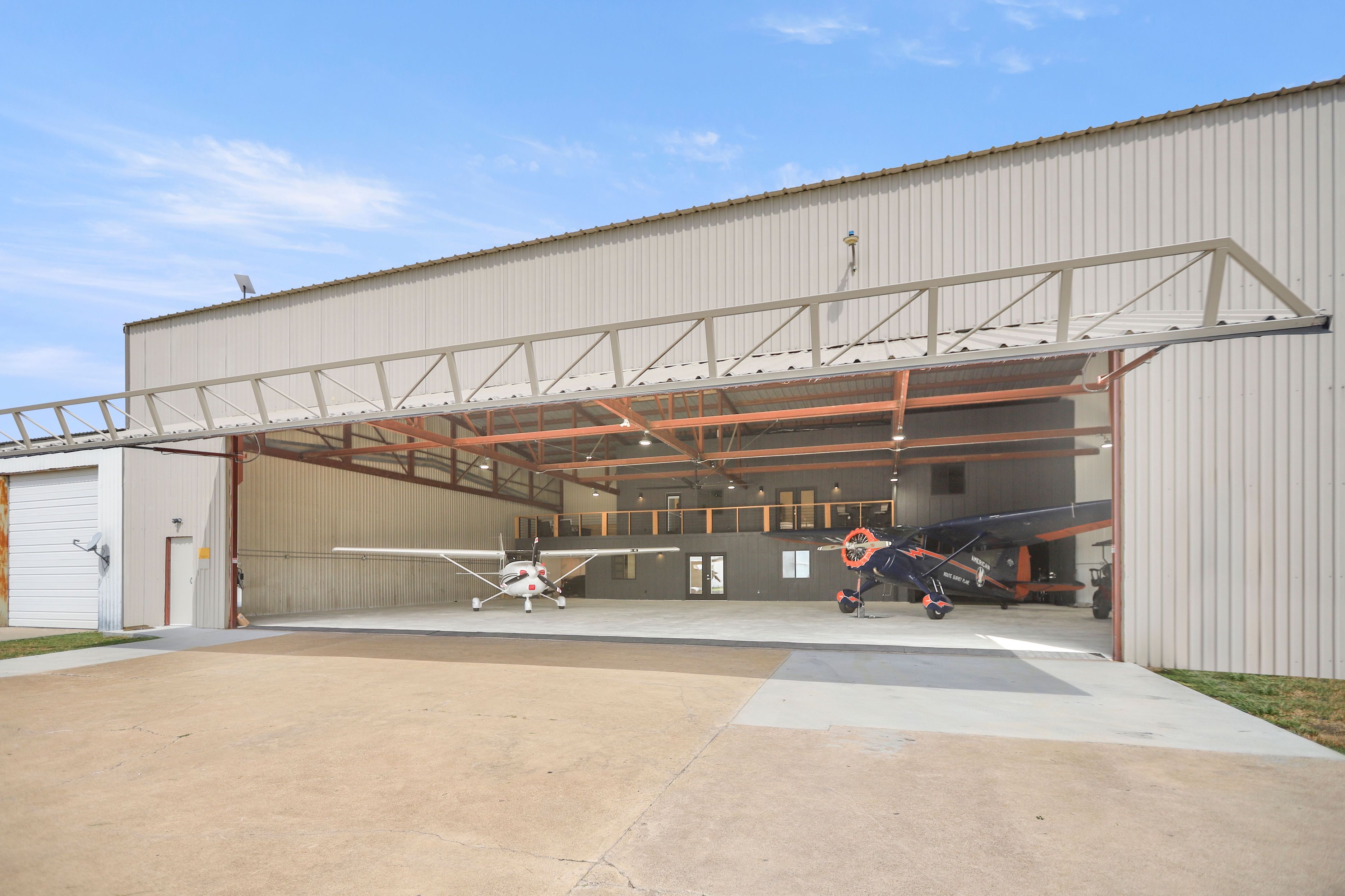 LUXURY HANGAR - 2 BED, 3 BATH W/ GOLF SIMULATOR!