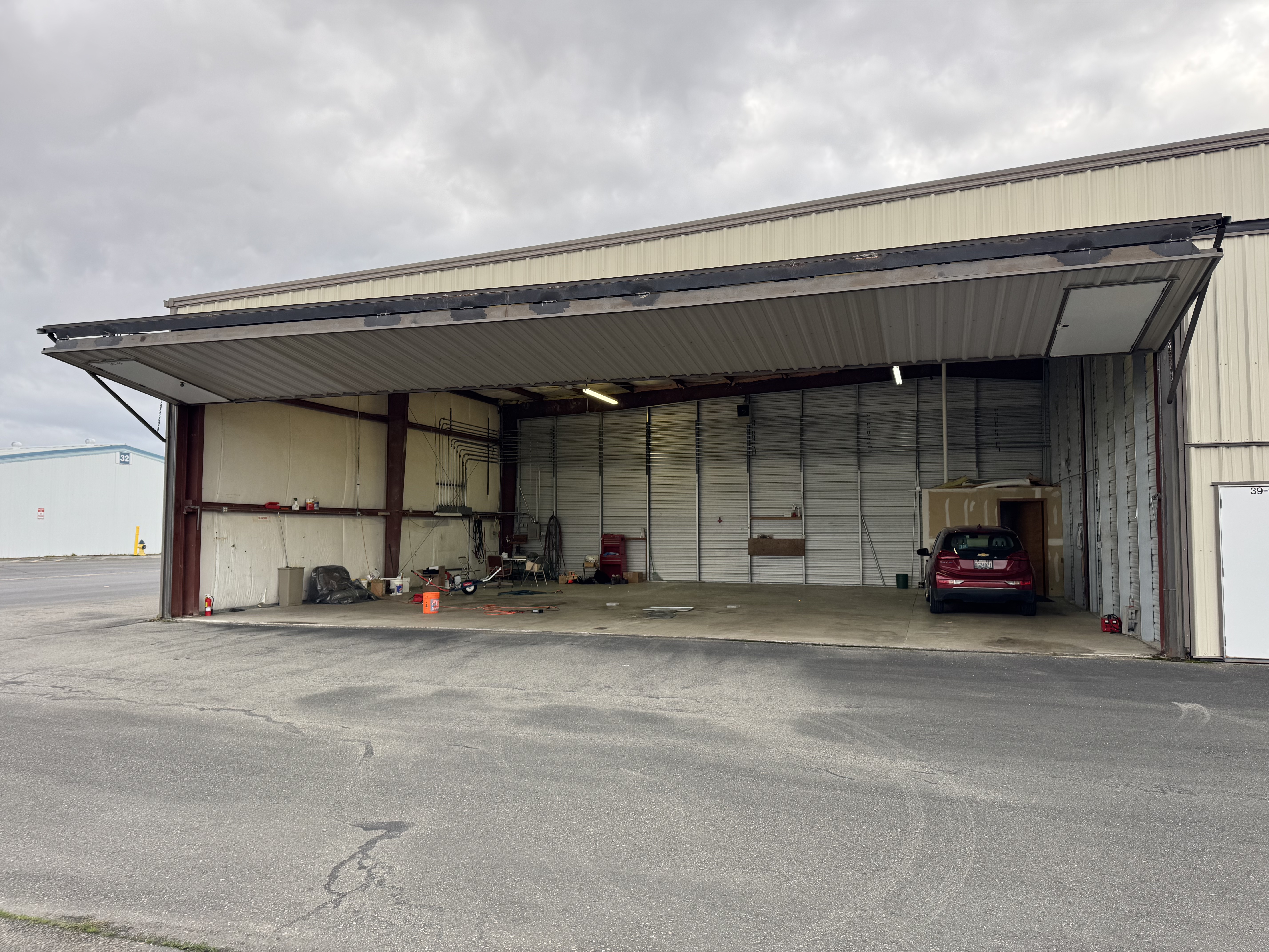 PAINE FIELD HANGAR KPAE - SEATTLE AREA