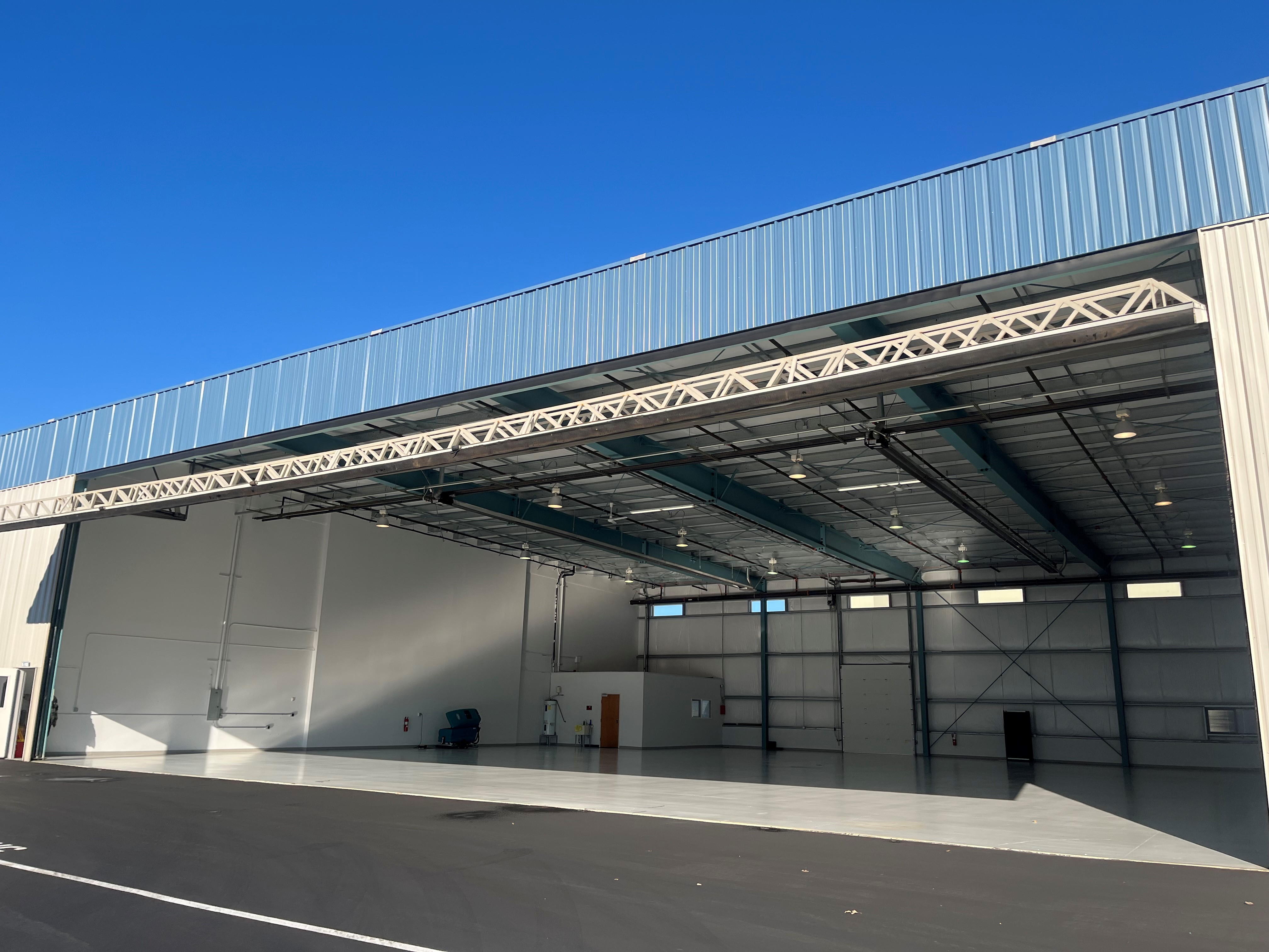?9,025 SF Aircraft Hangar Available