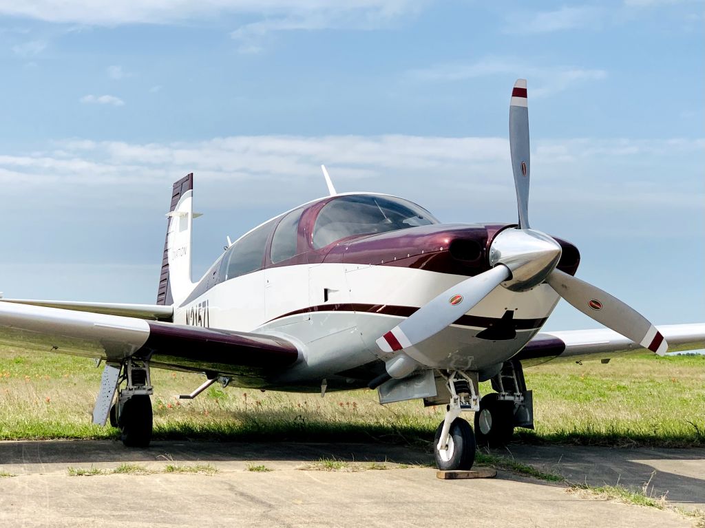 Looking to buy small hangar KFFZ