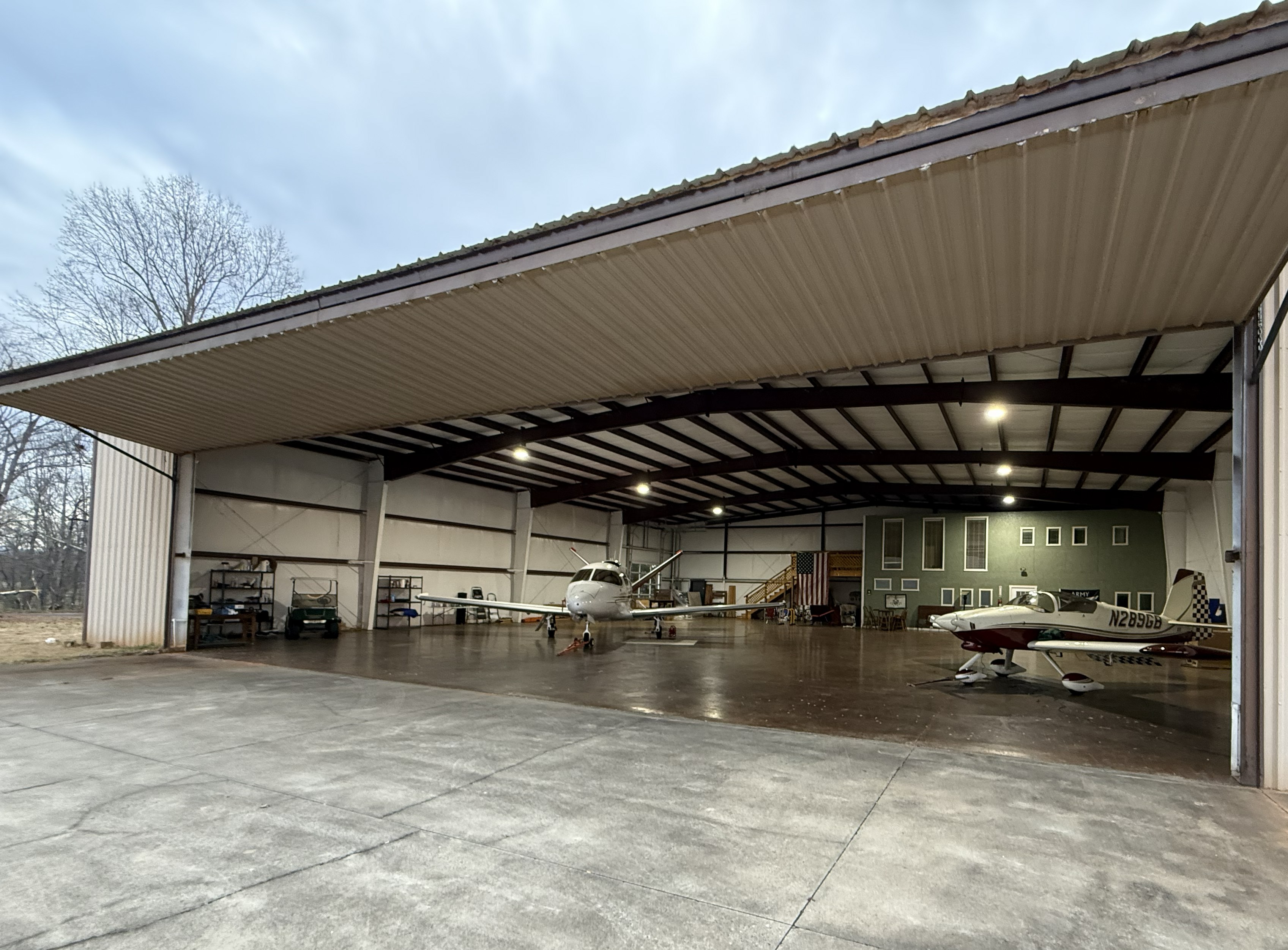 Hangar equipped with Offices 