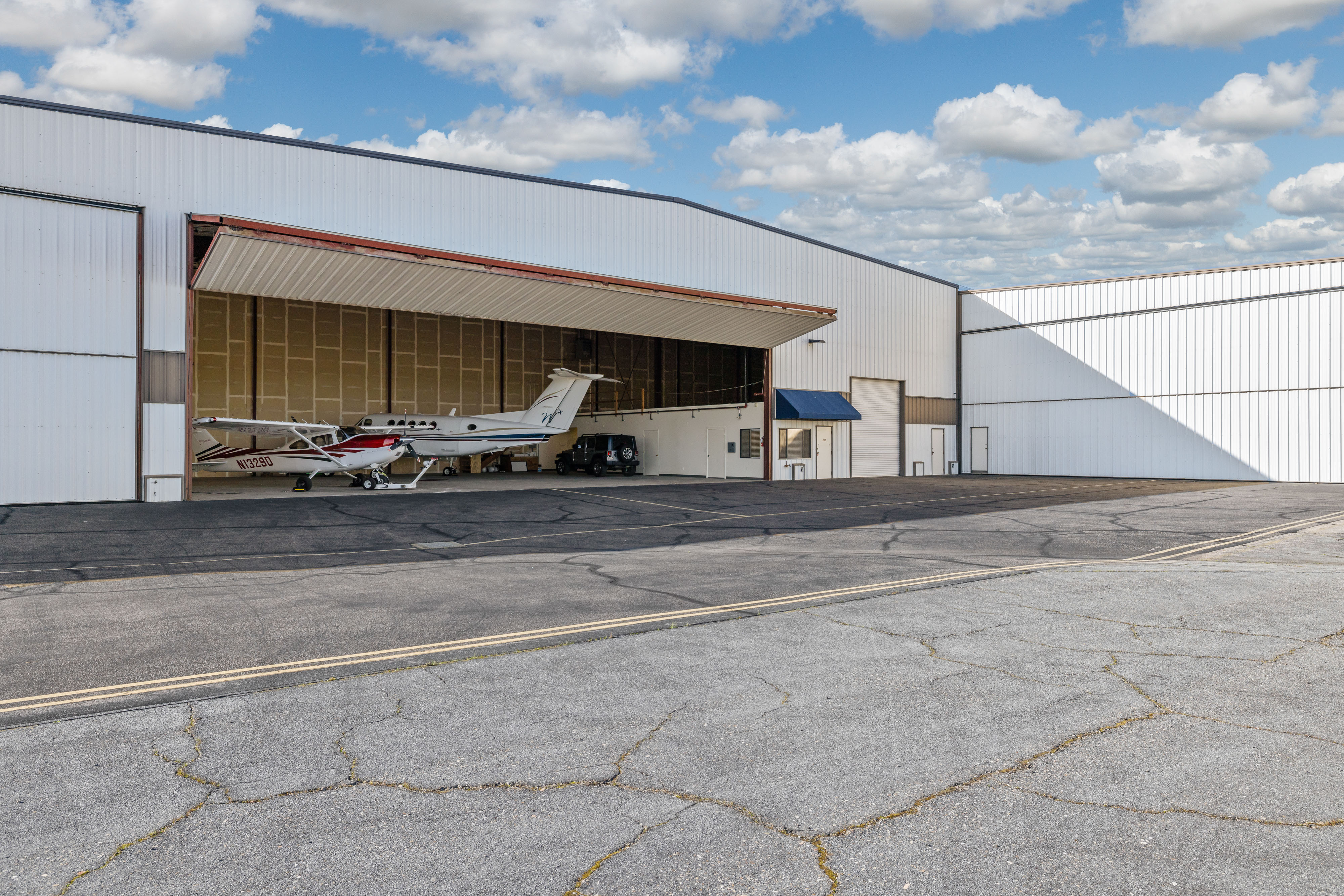 Paso Robles, CA   CORPORATE HANGAR FOR SALE