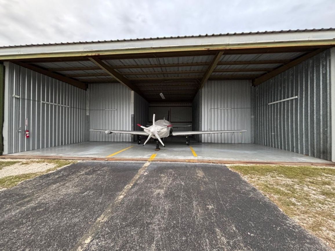 53’ T hangar at KFXE