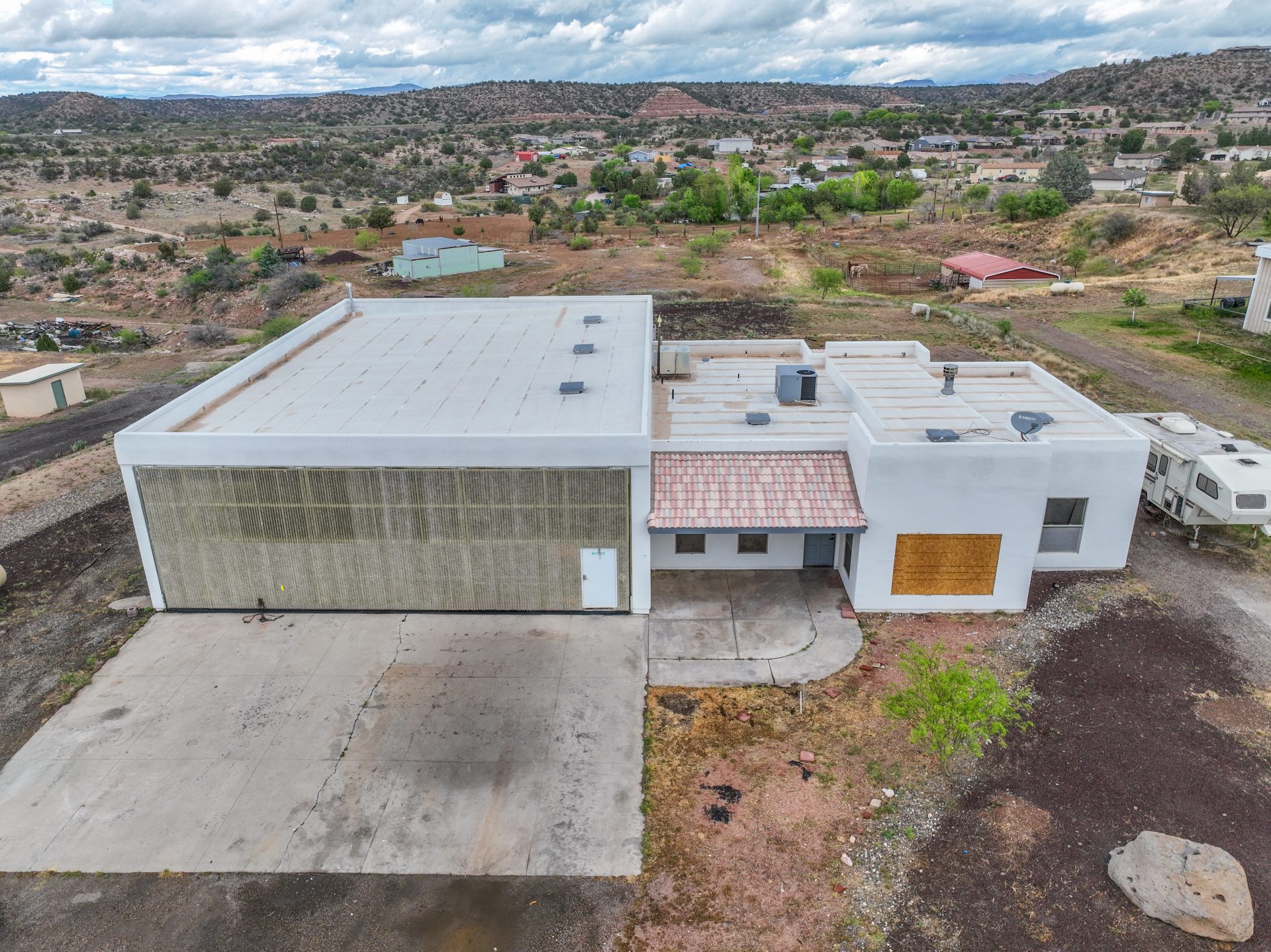 Fly-In Home with Hangar at Rimrock Airport
