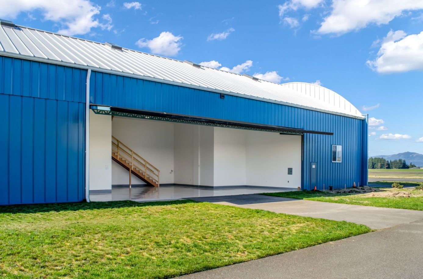 Oversized T Hangar with LOFT