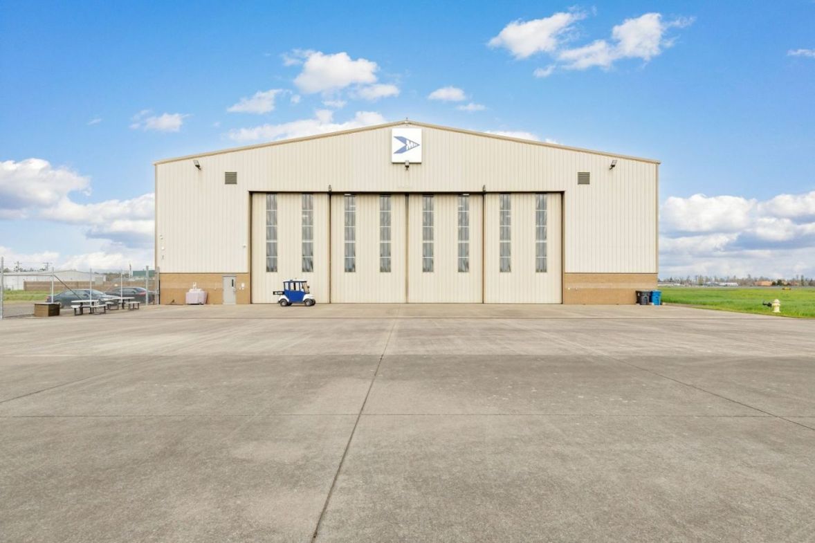 Salem Flight Line Hangars ± 9,920 & ±12,157 SF Aircraft Hangars ± 1.1 acre pad ready site