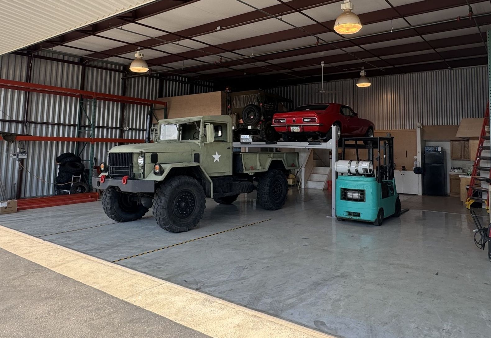 RARE DECKED OUT LARGE BOX HANGAR 50X40X16