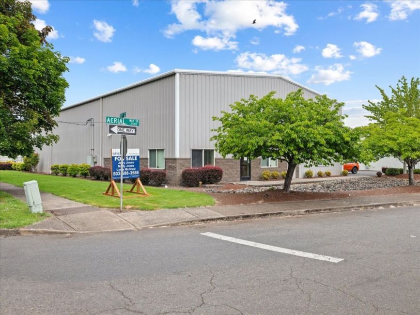 7000 SF Eastman Hangar For Sale