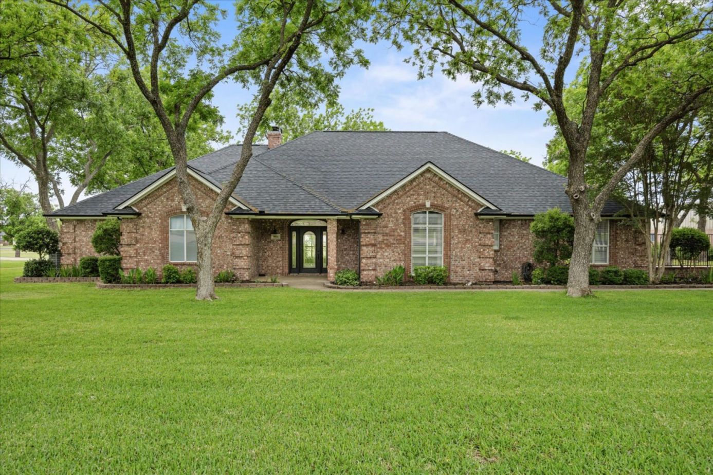Airpark Hangar Home in Pecan Plantation