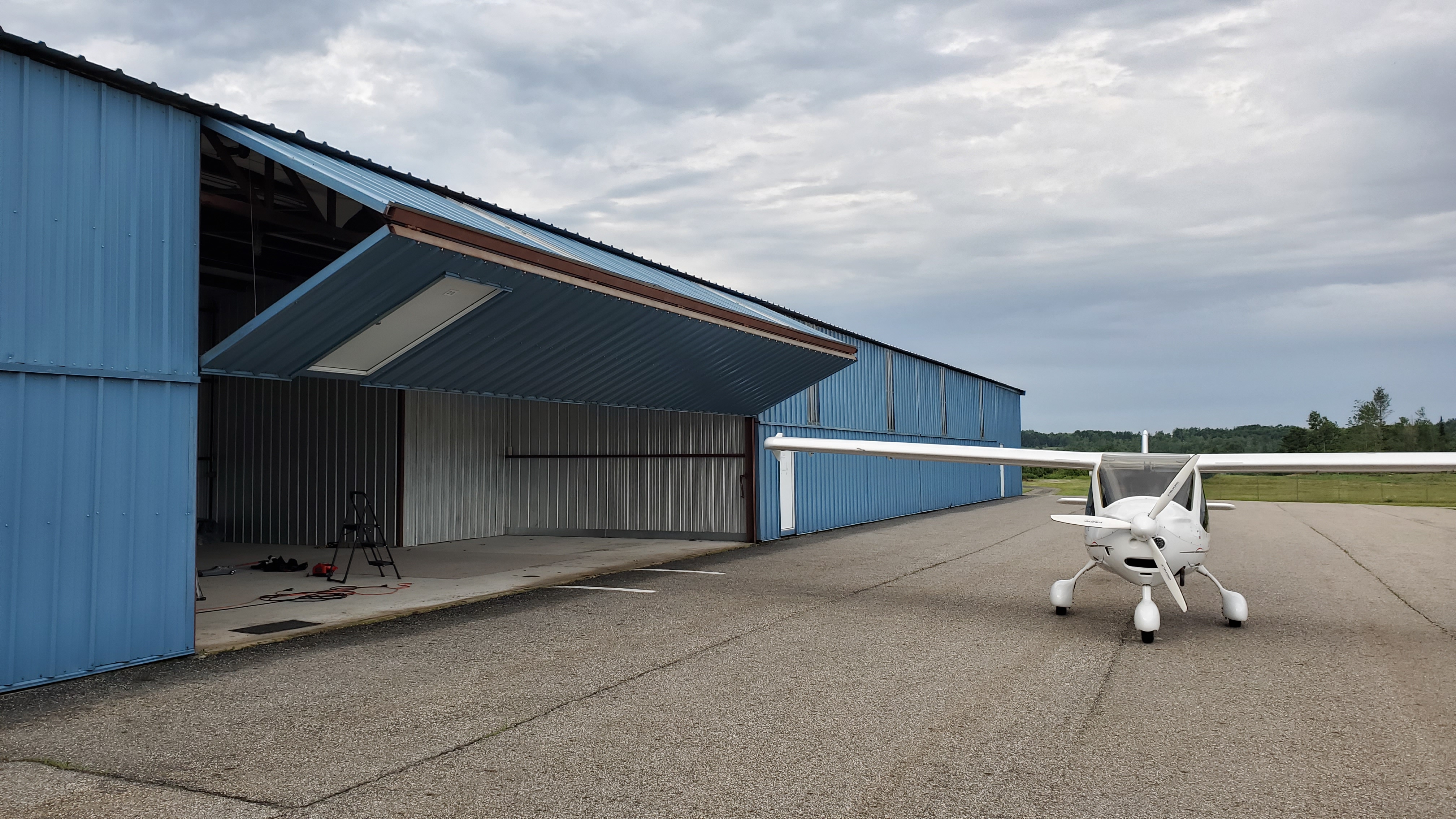 Hangar KLEW for sale