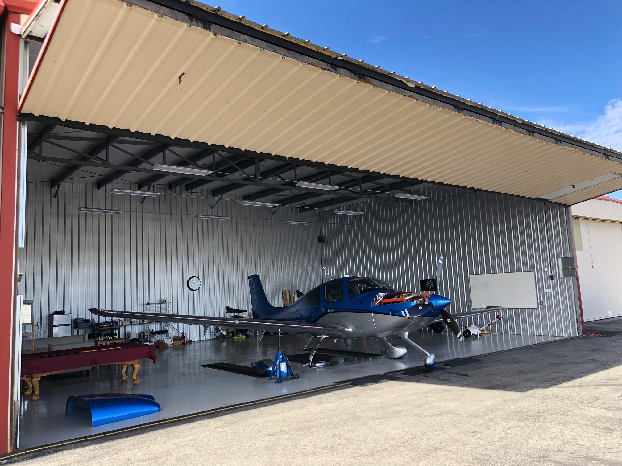 SPACIOUS UPSCALE HANGAR FOR RENT