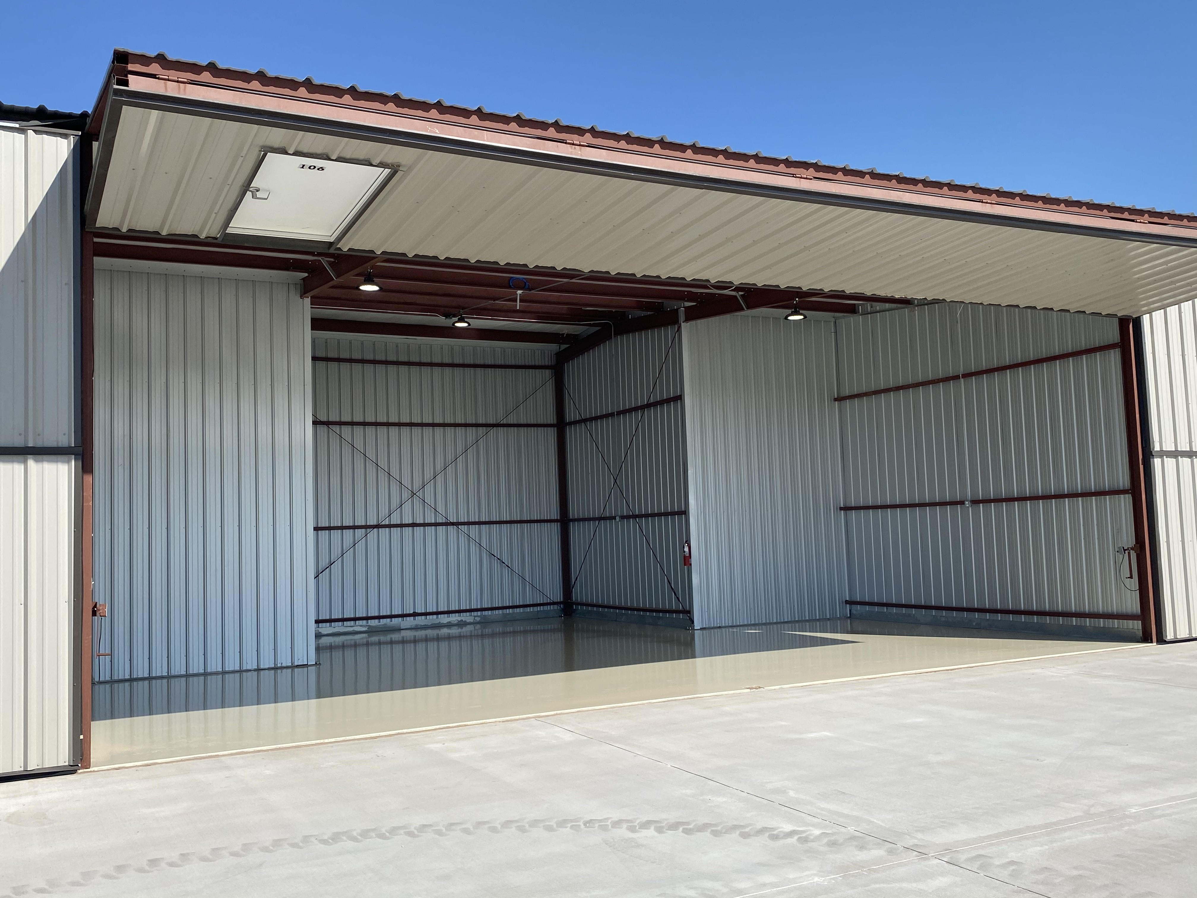 KGLE Hangars