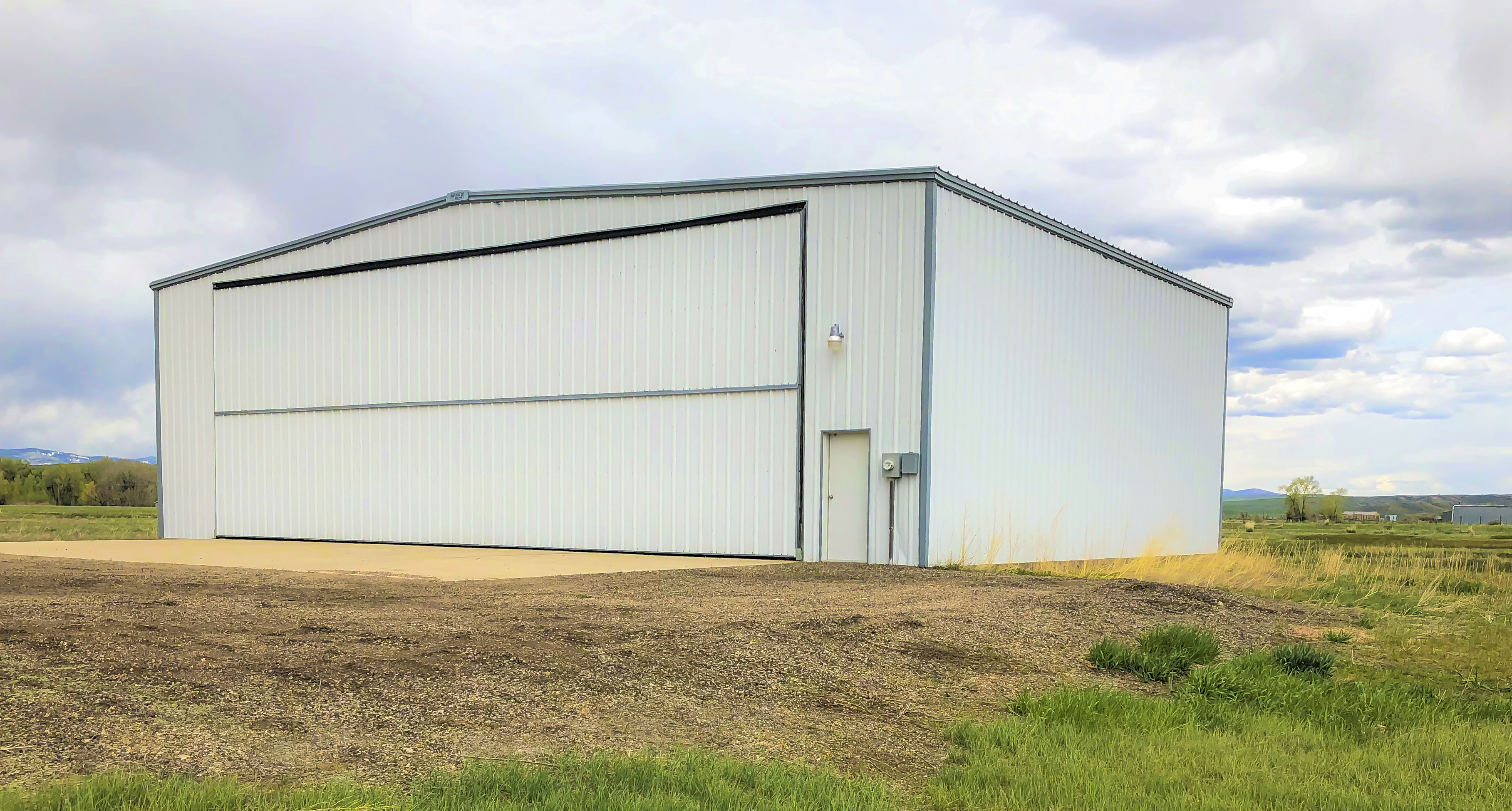 EXECUTIVE HANGAR FOR SALE