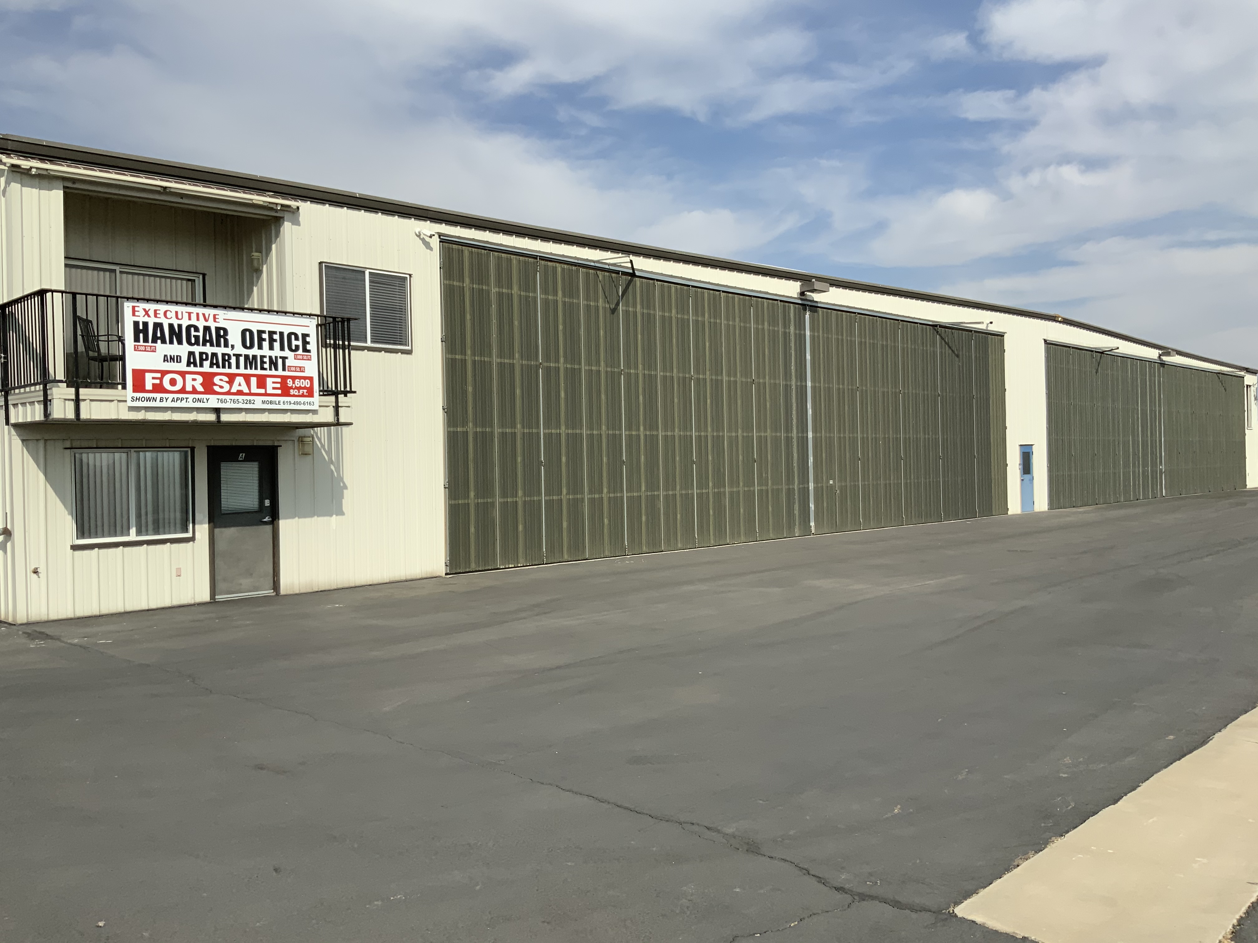 Premium Hangar w/Pilots Quarters