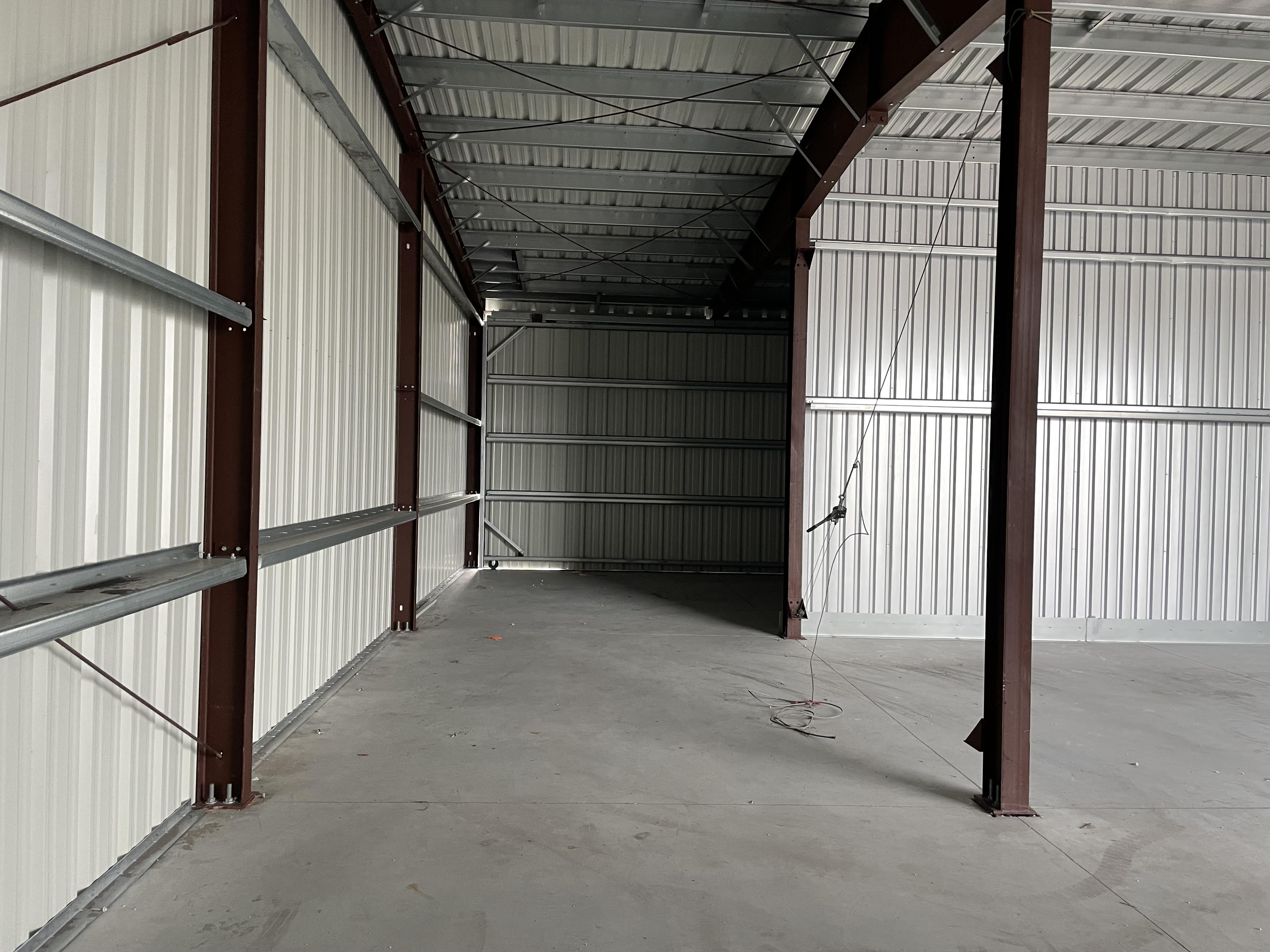 Hangar in f