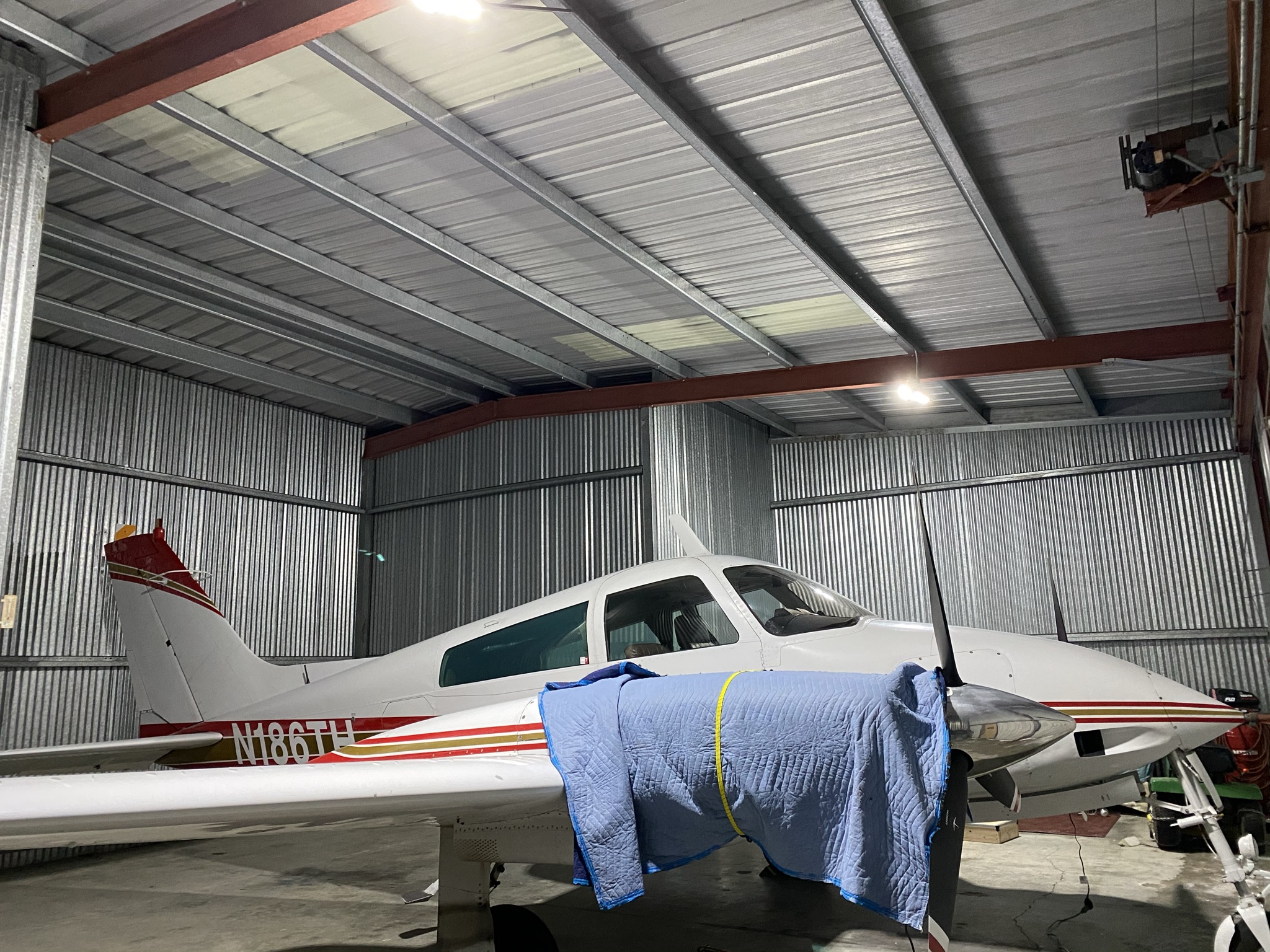 Hangar in M