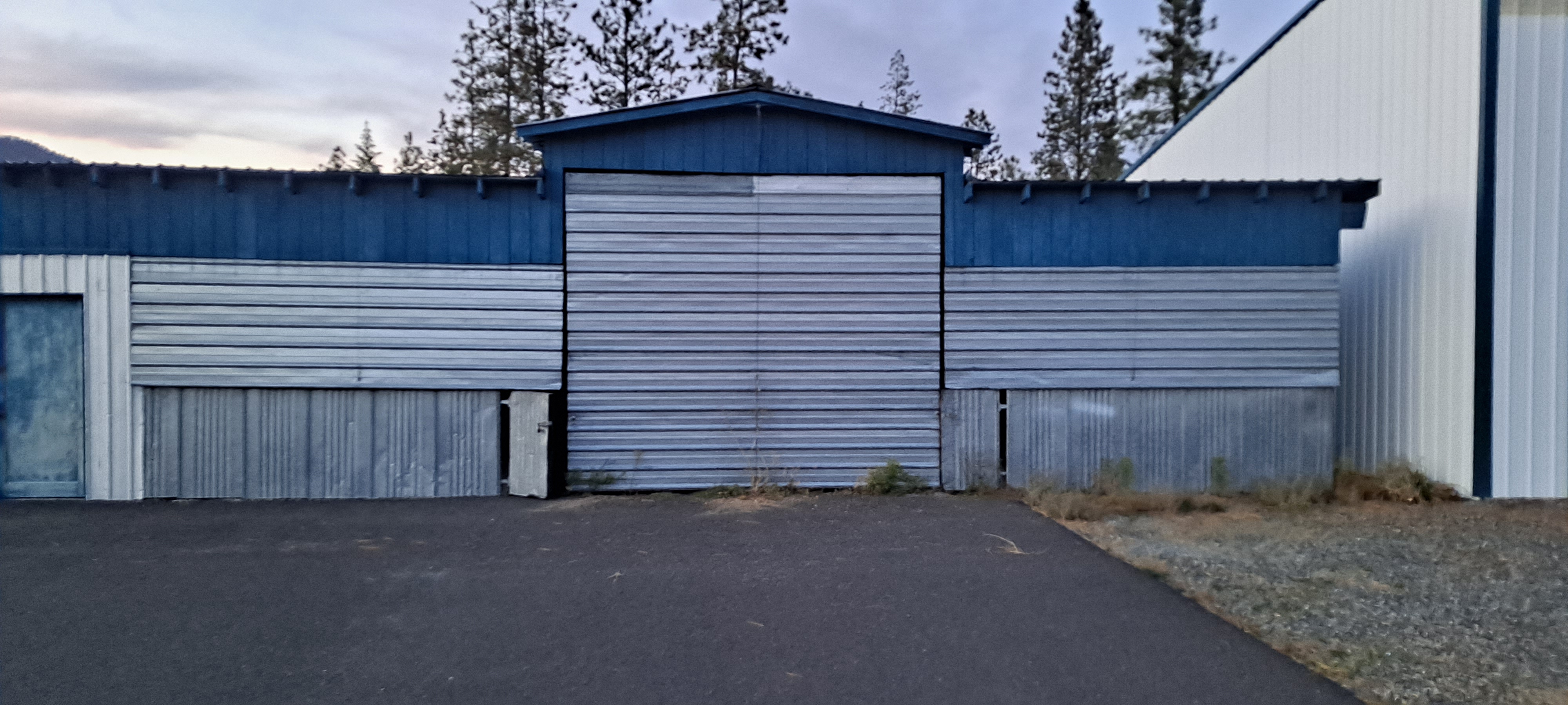 Hangar in W
