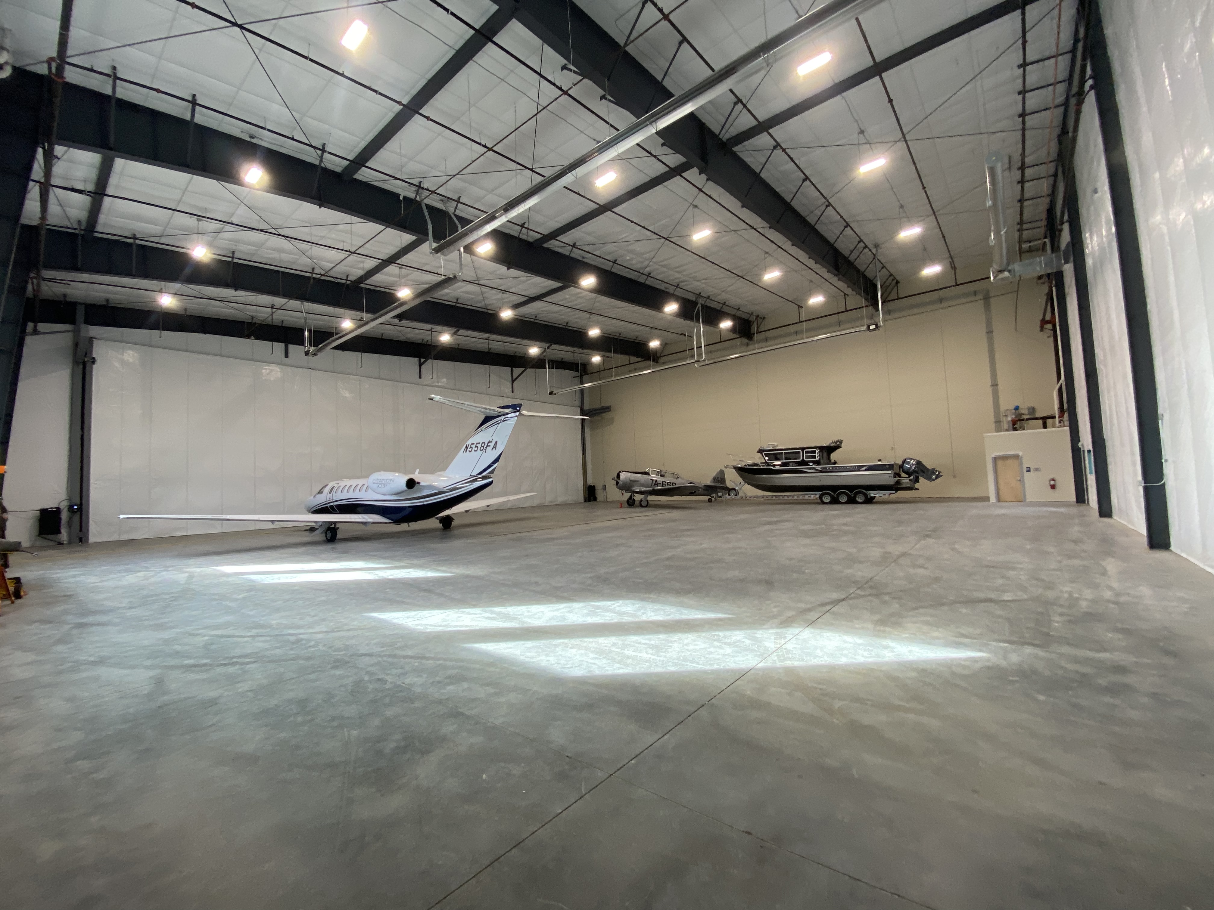 Hangar in W