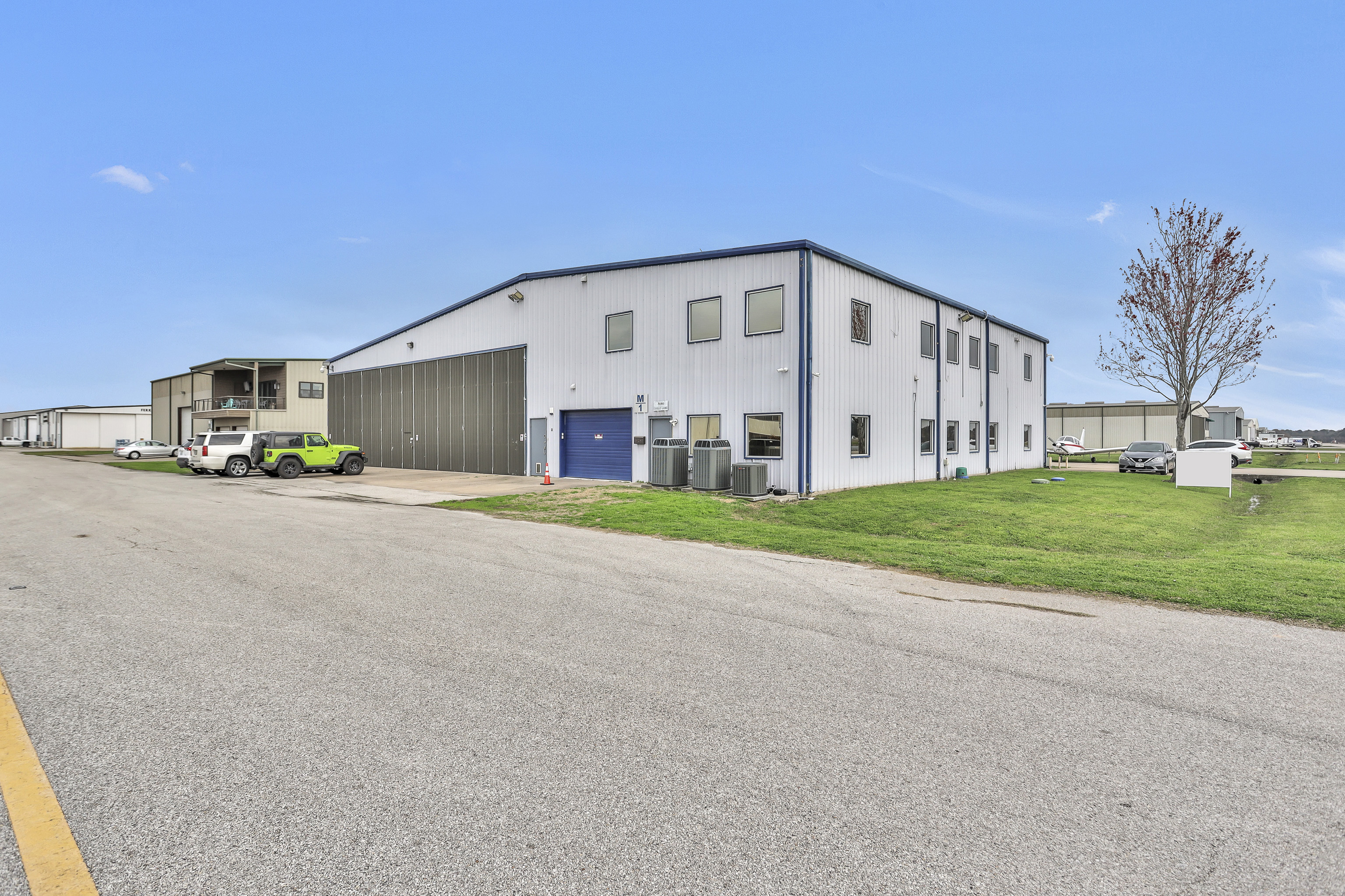 Hangar in T