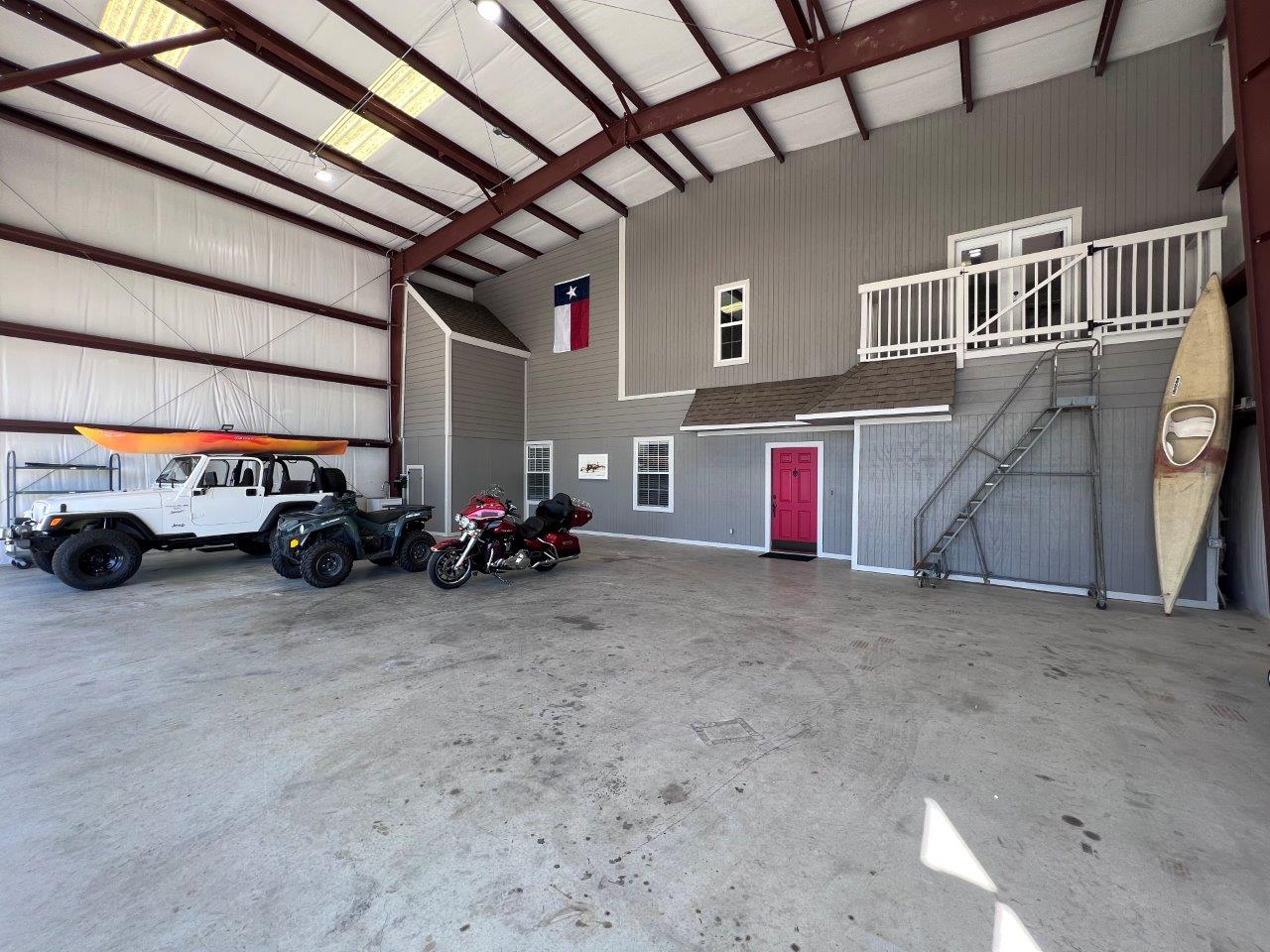 Hangar in f
