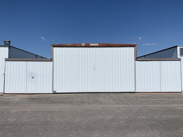 Hangar in l