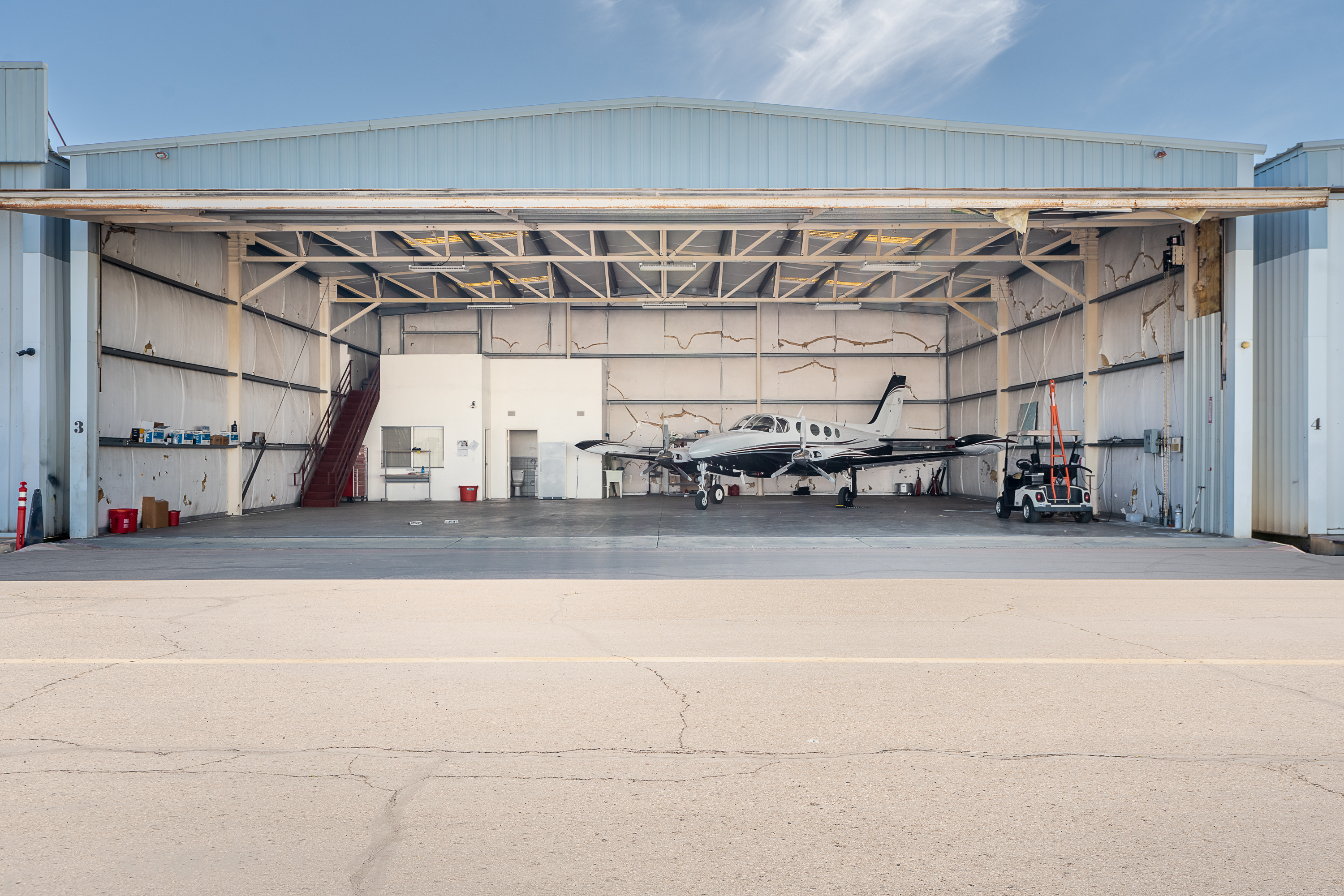 Hangar in s