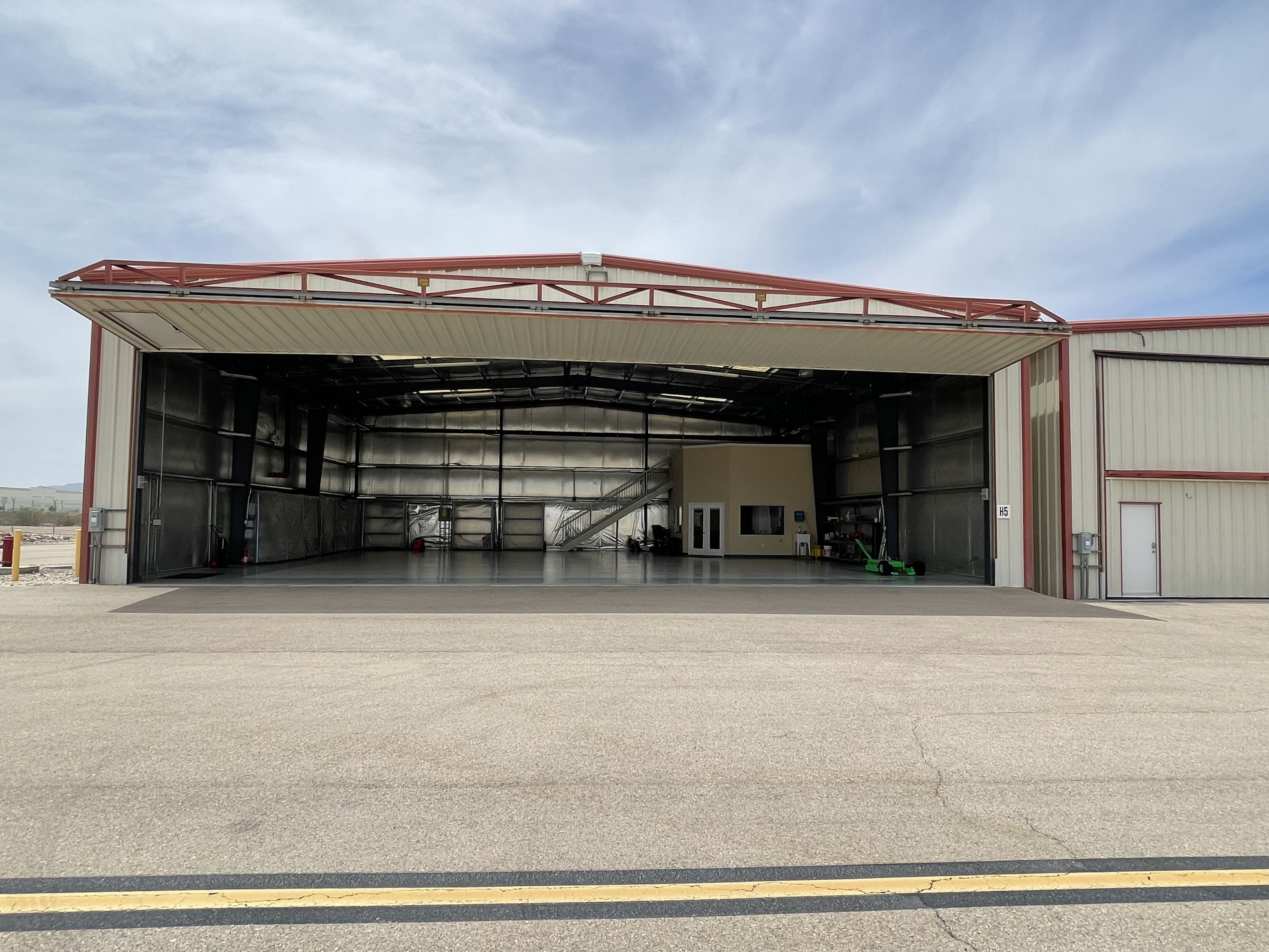 Hangar in N