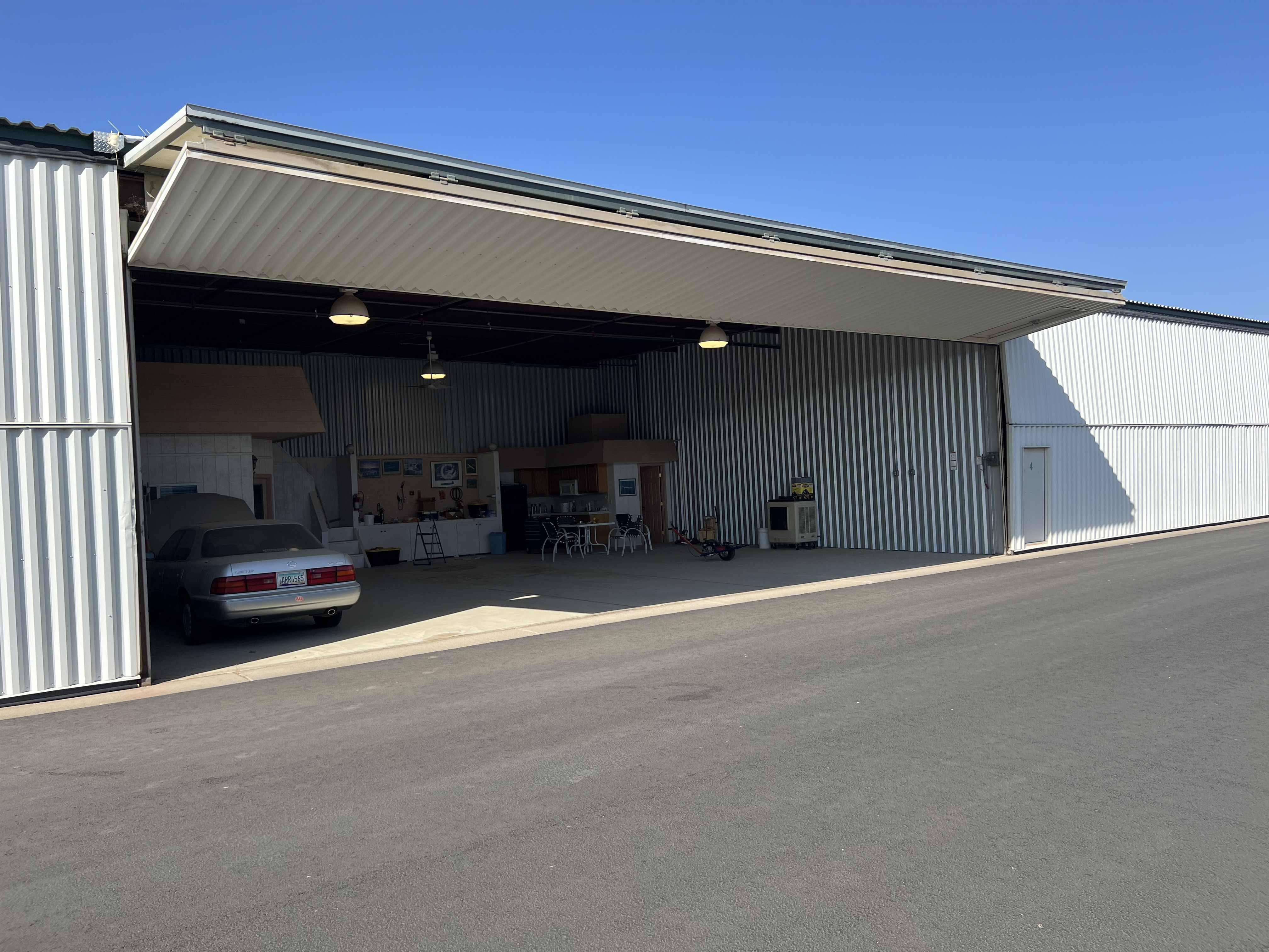 Hangar in g