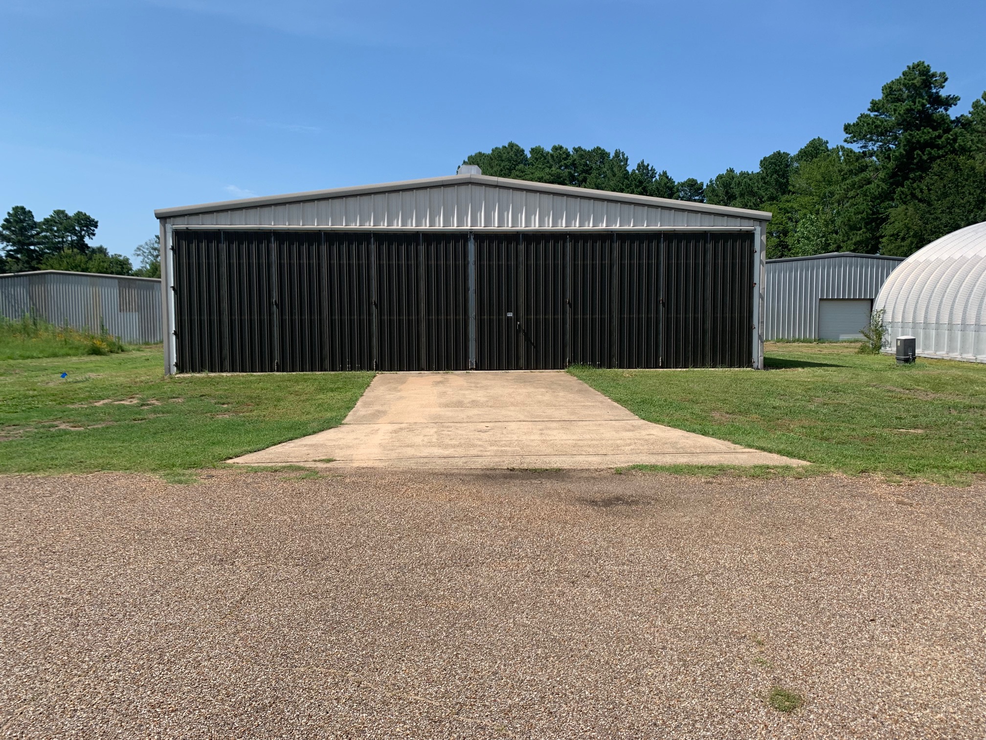 Hangar in T