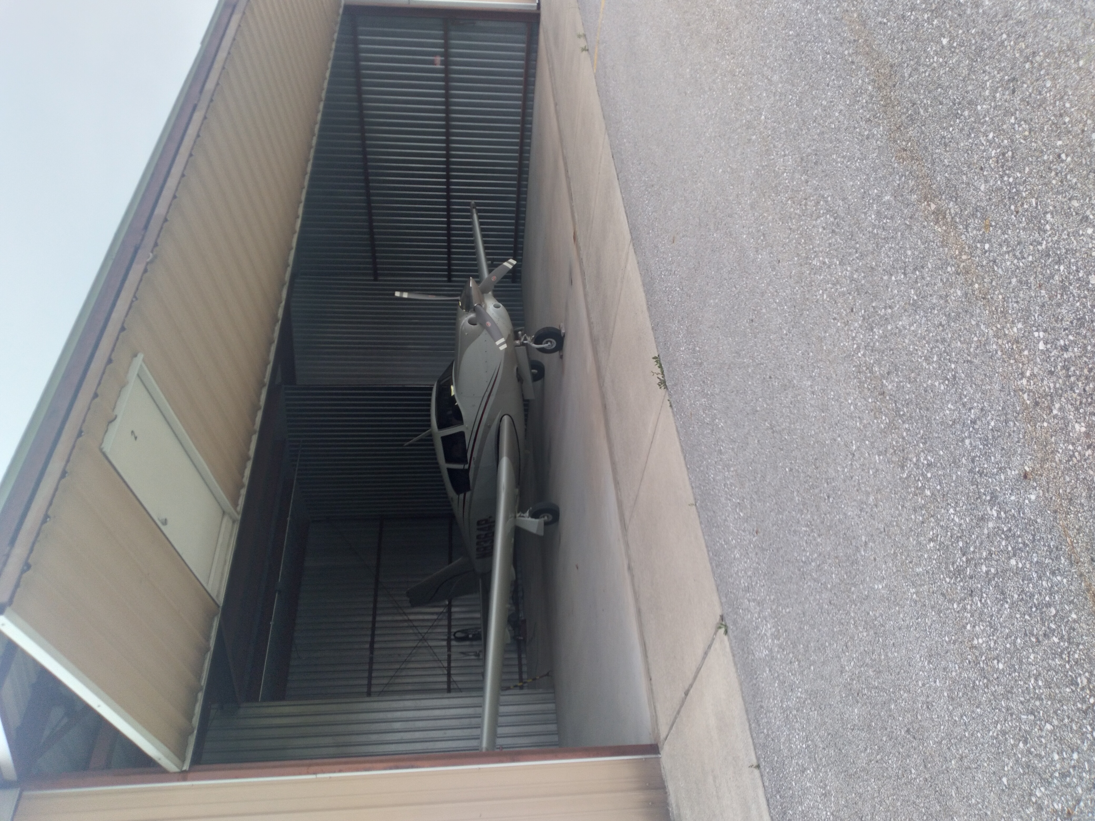 Hangar in M
