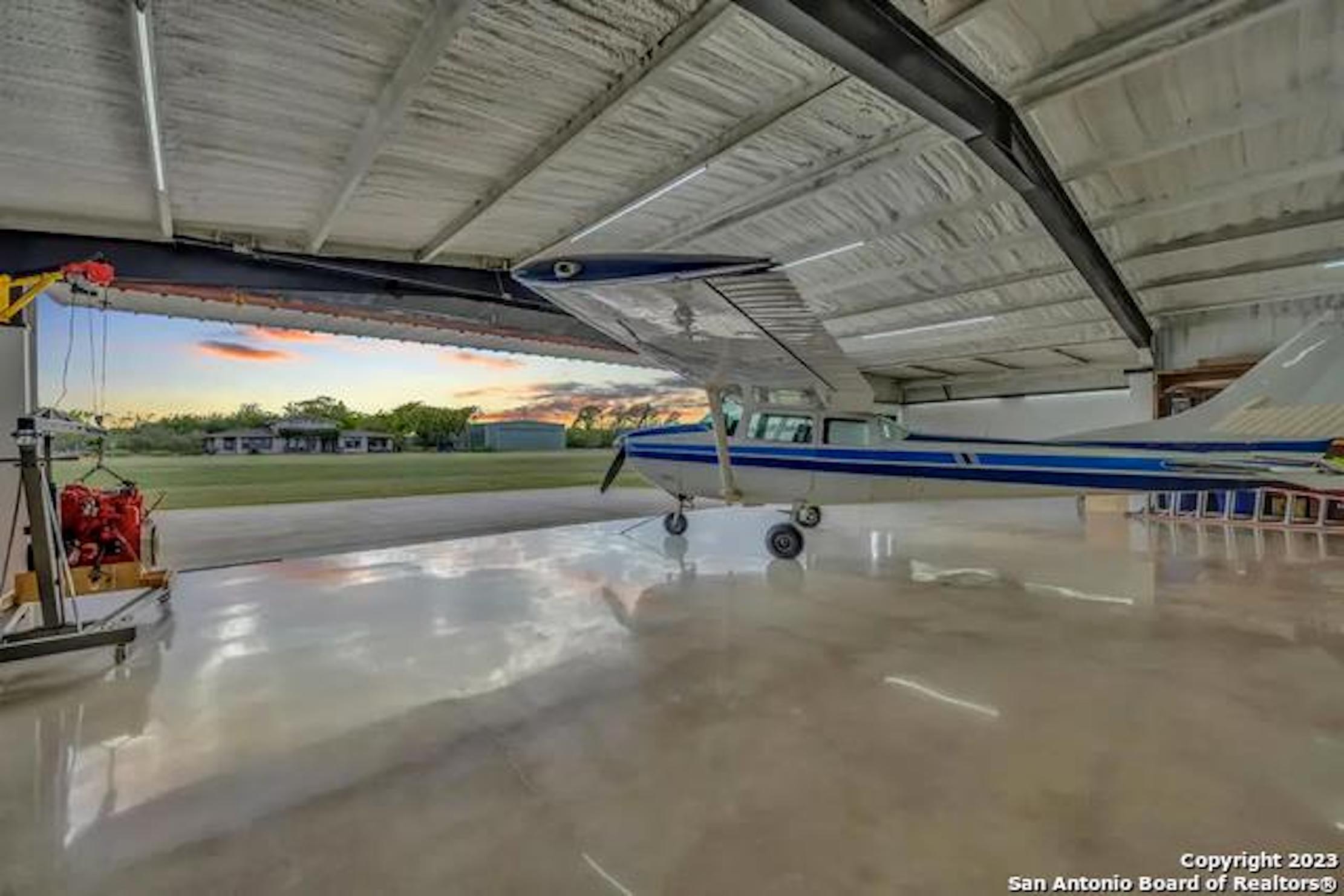 Hangar in s