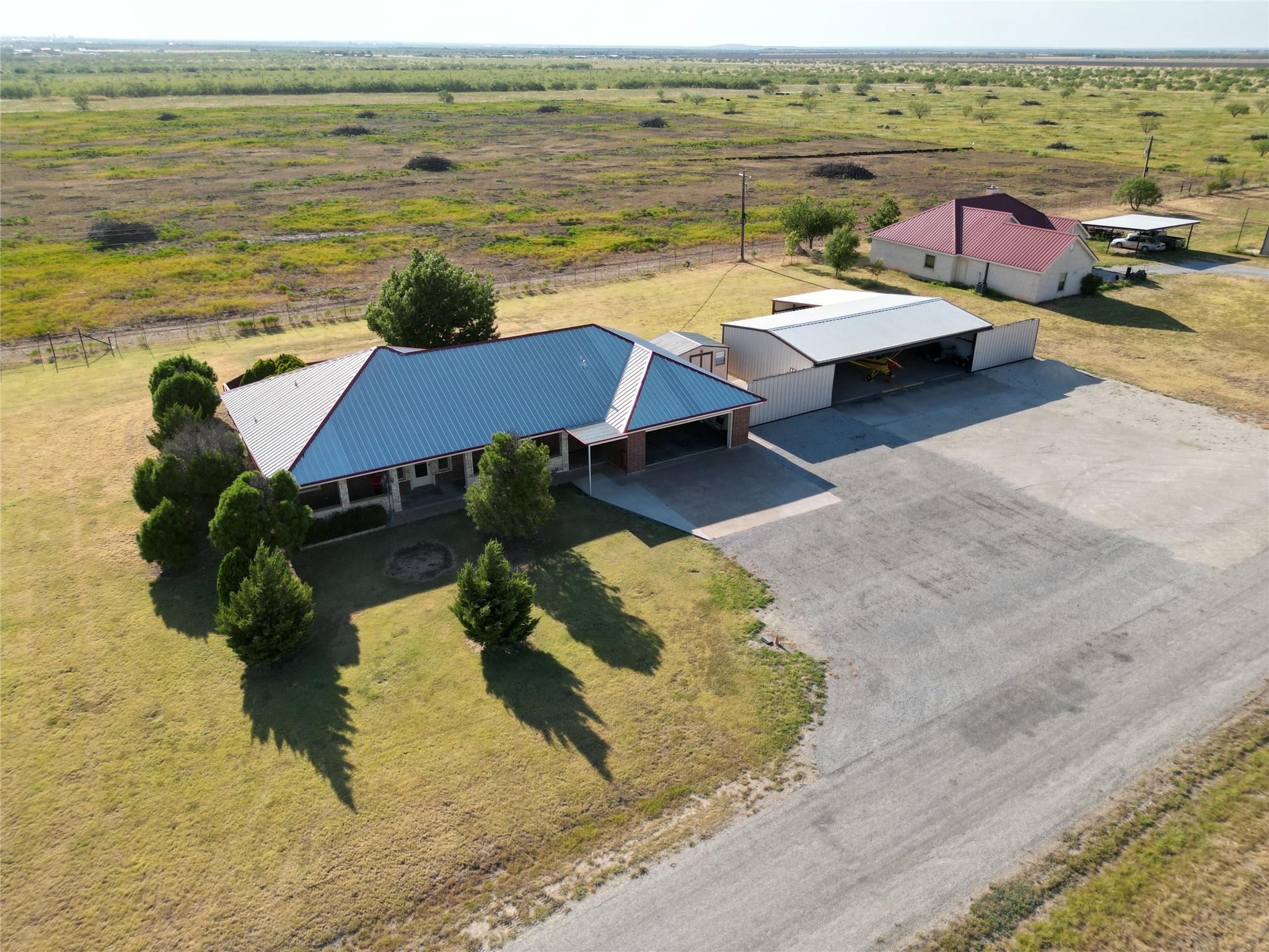 Hangar in T
