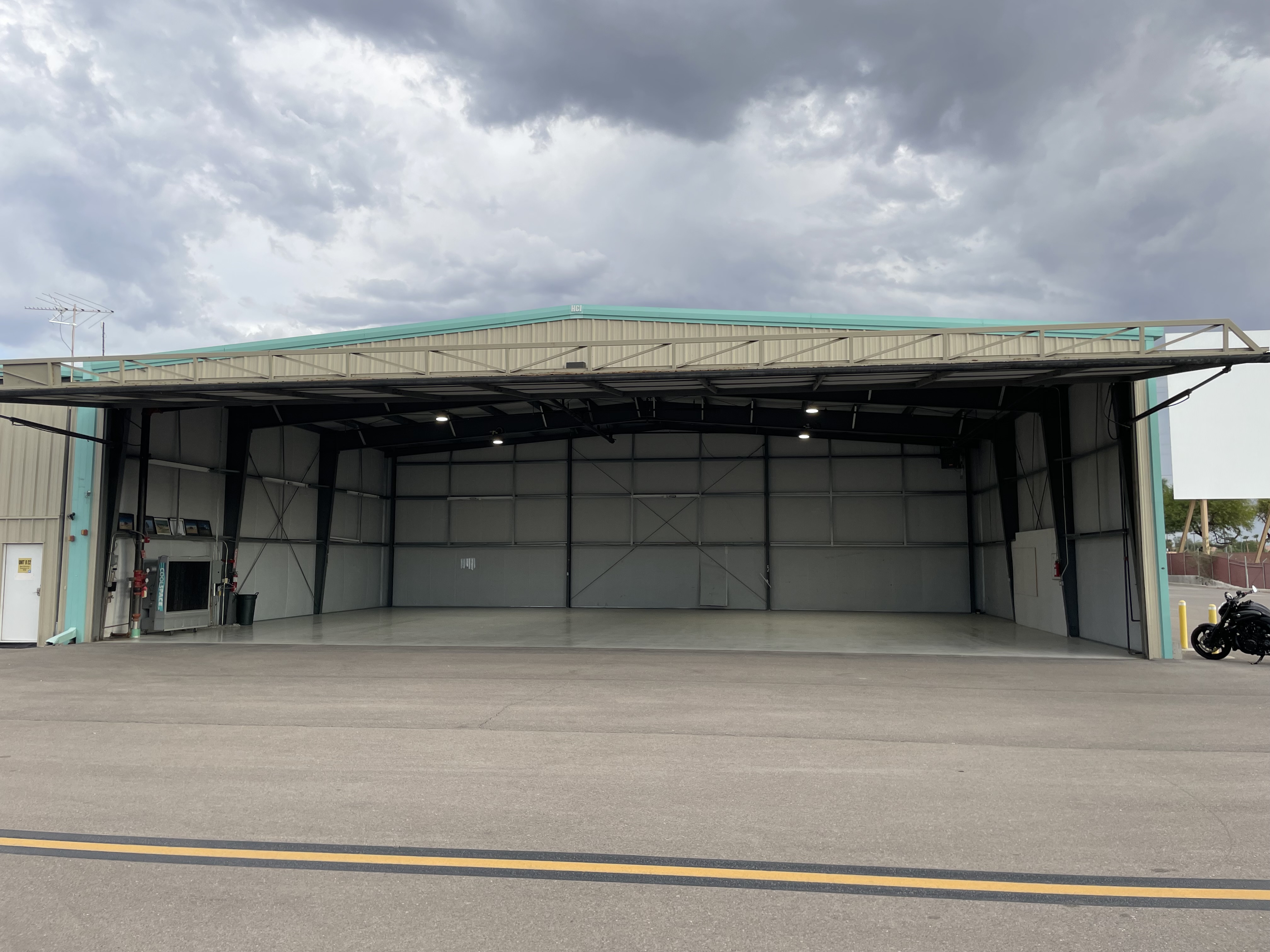 Hangar in N