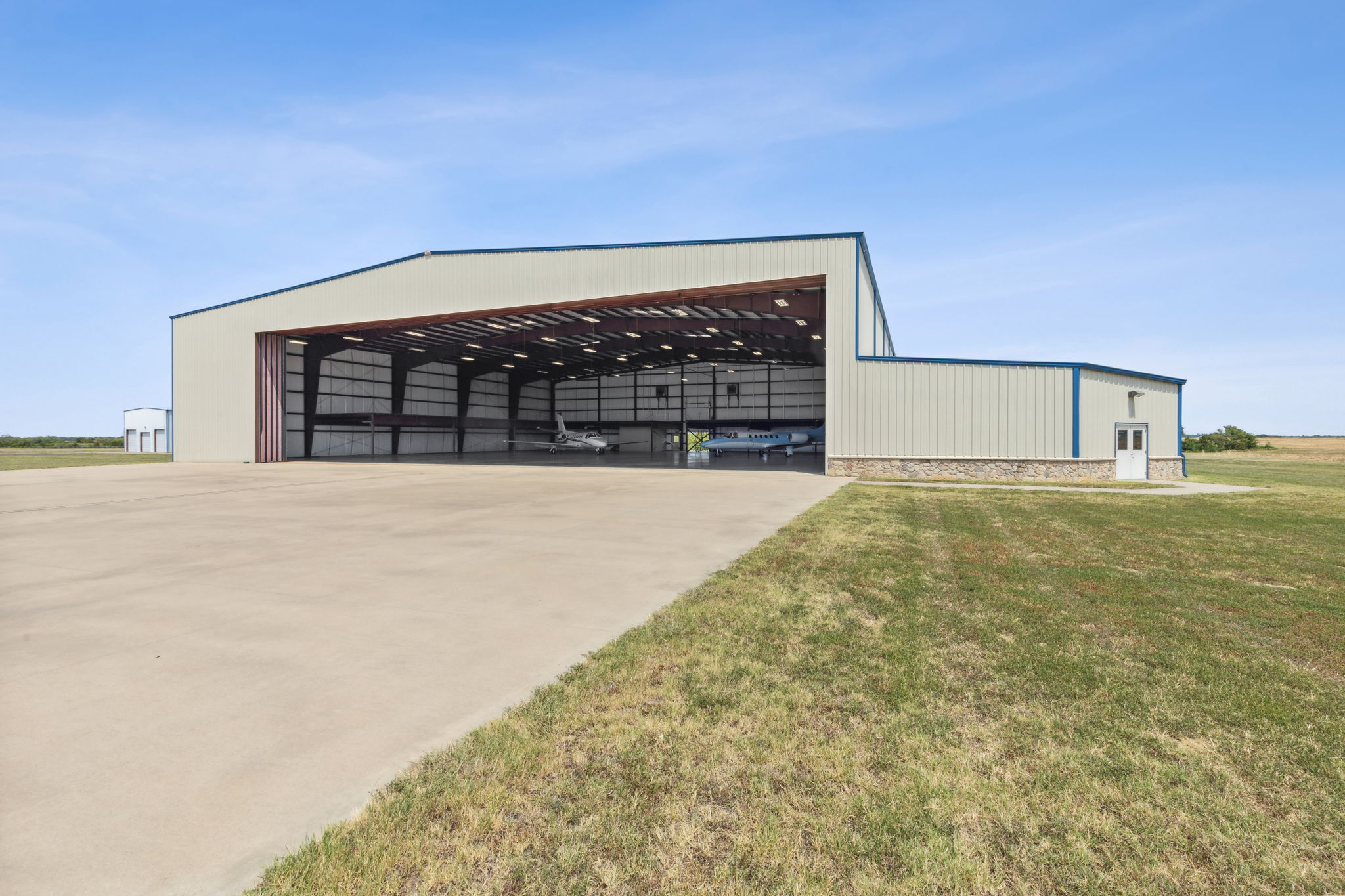Hangar in T