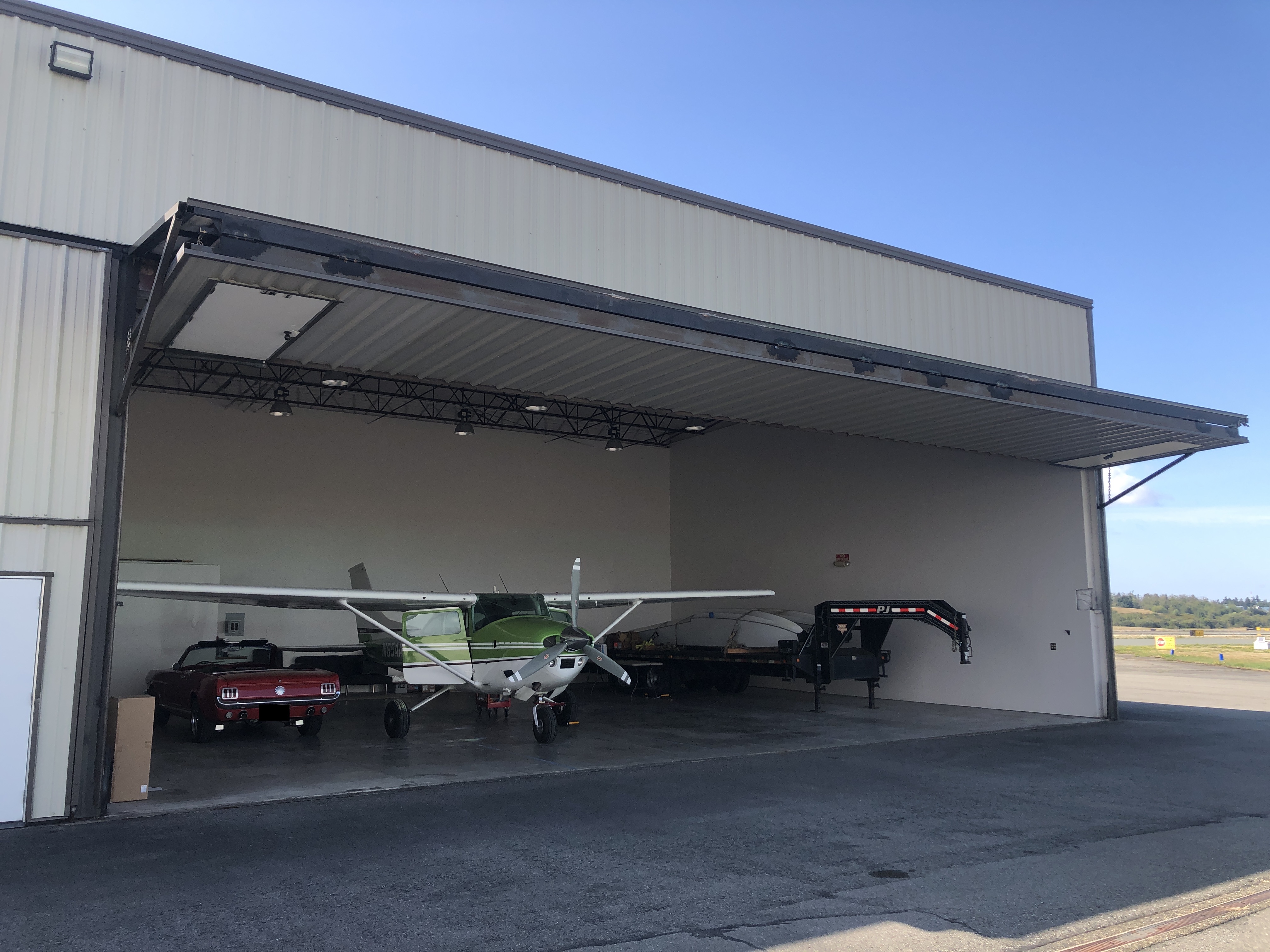 Hangar in W