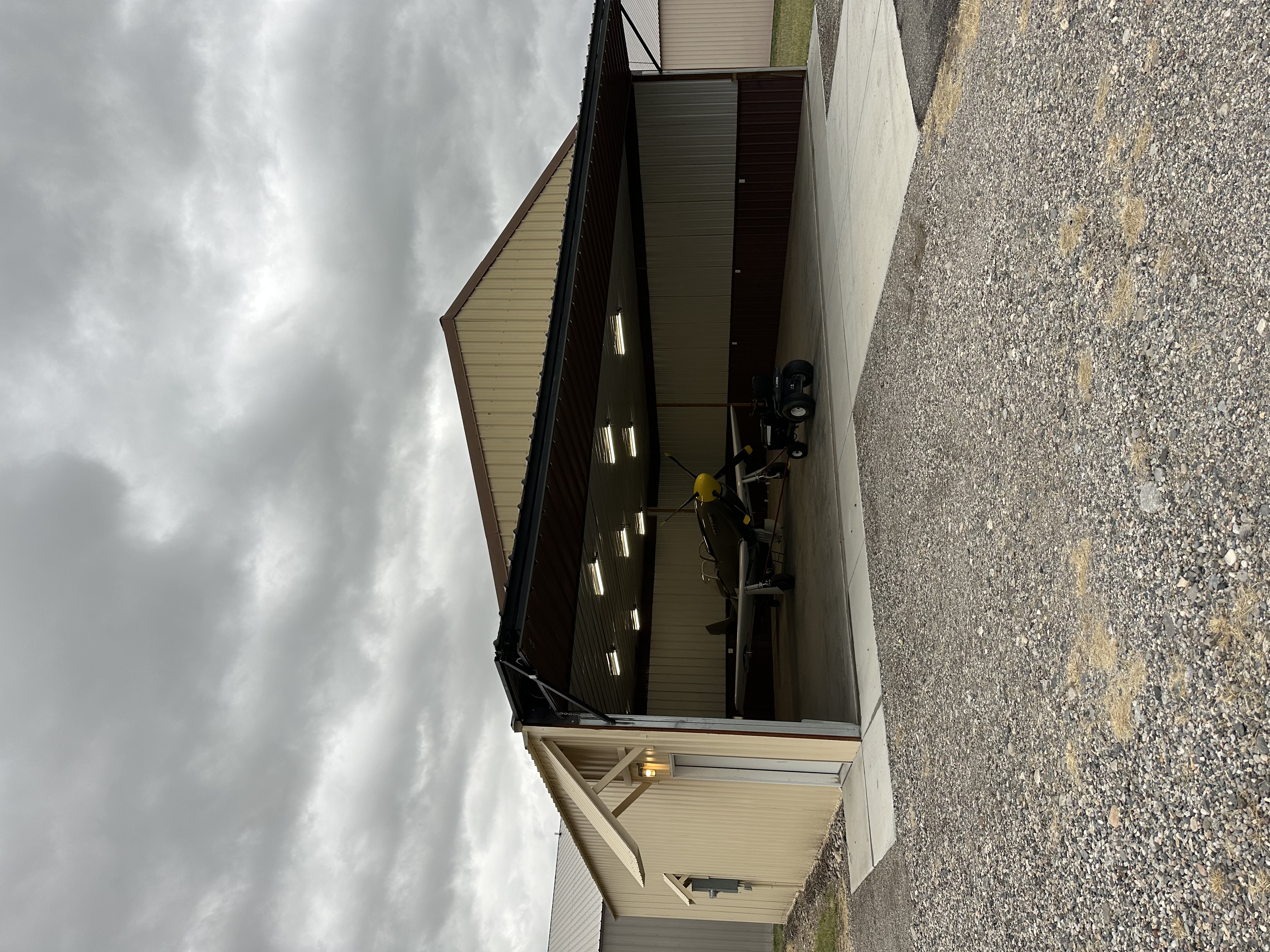 Hangar in M