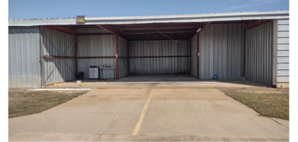 Hangar in f