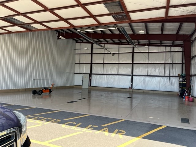 Hangar in f