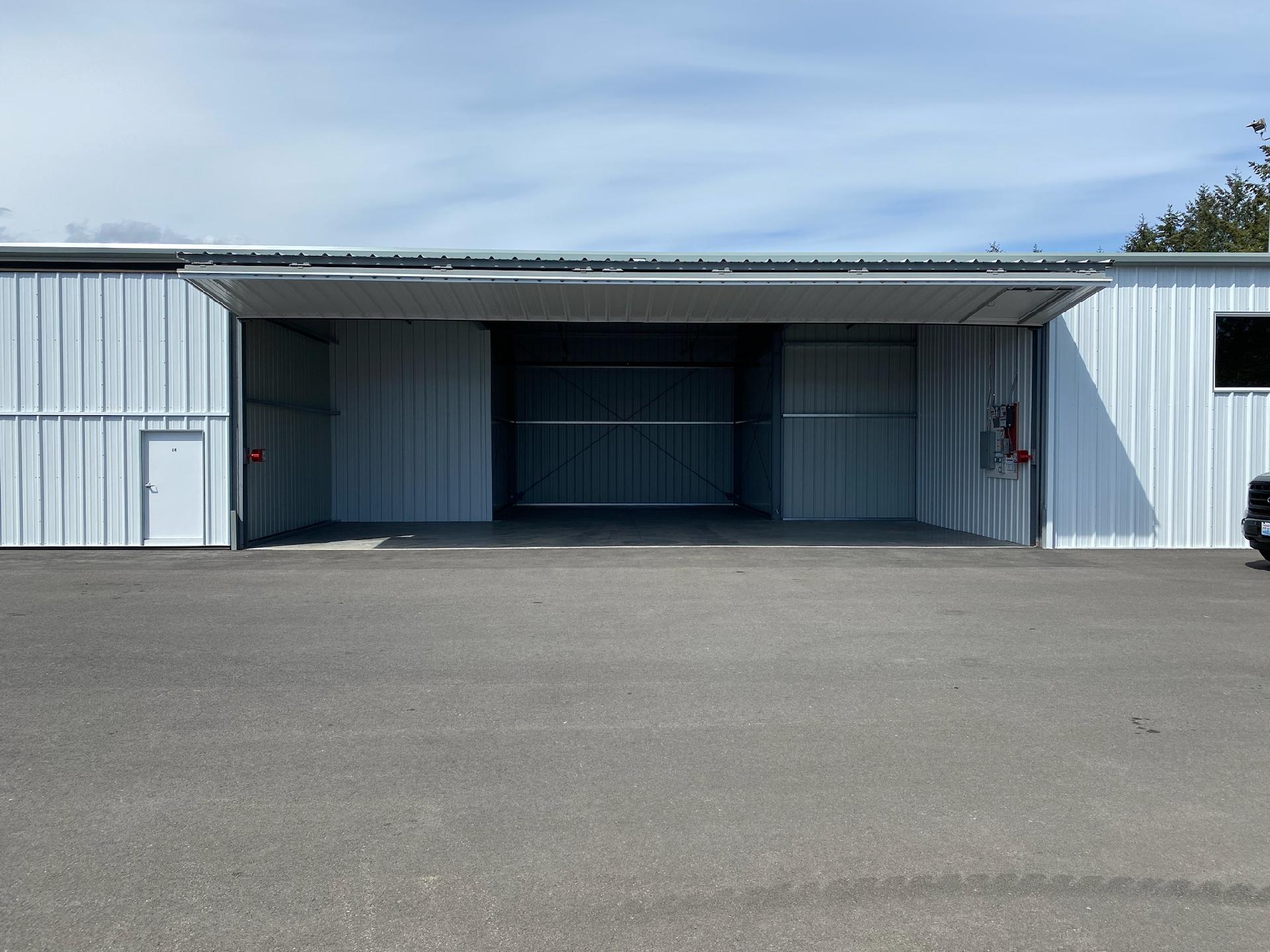 Hangar in f