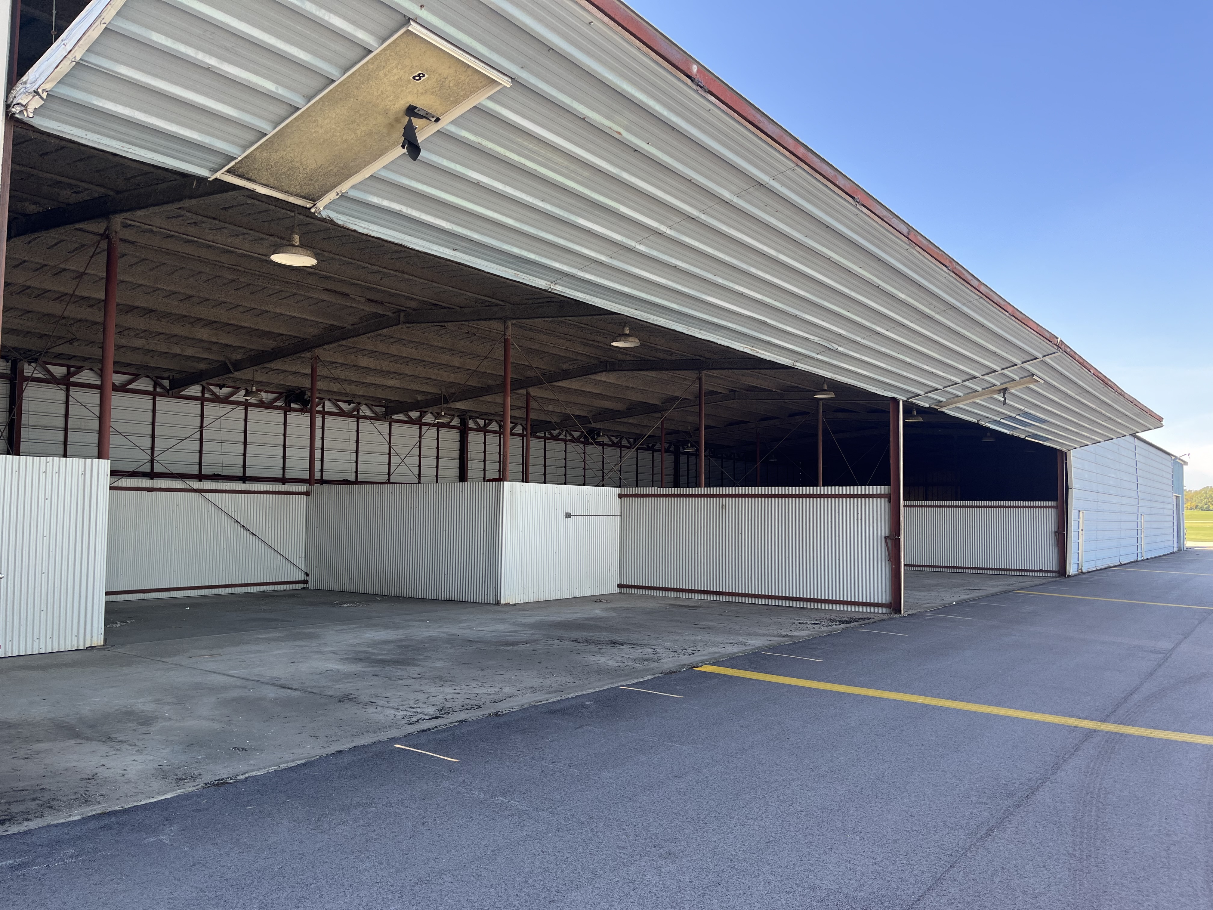 Hangar in w